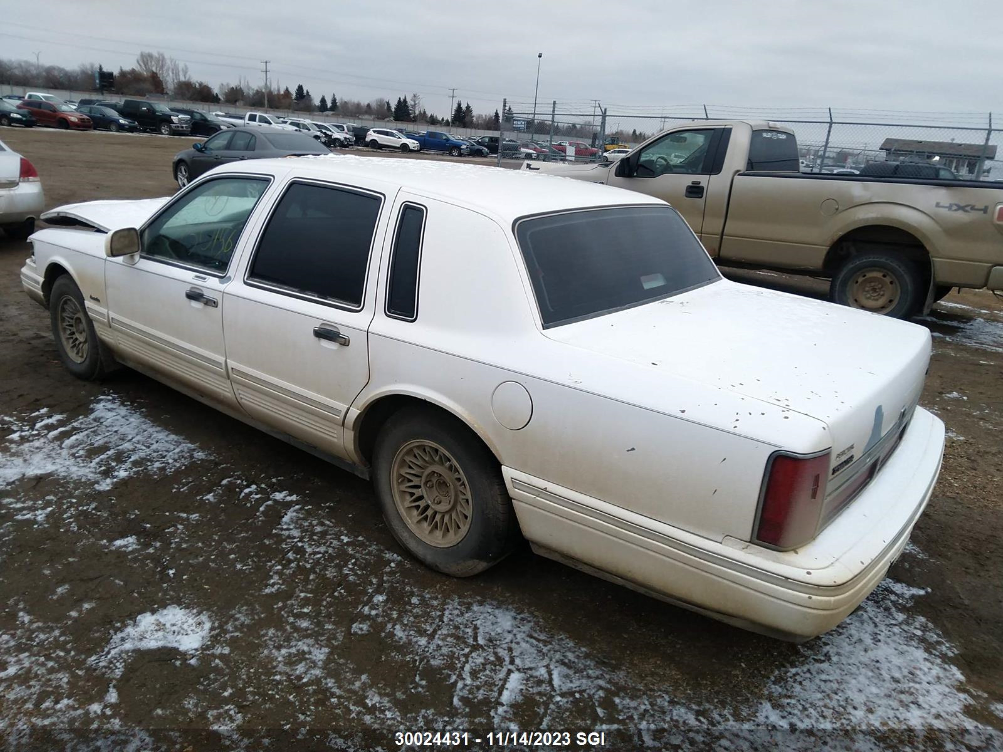 Photo 2 VIN: 1LNLM81W8VY696176 - LINCOLN TOWN CAR 