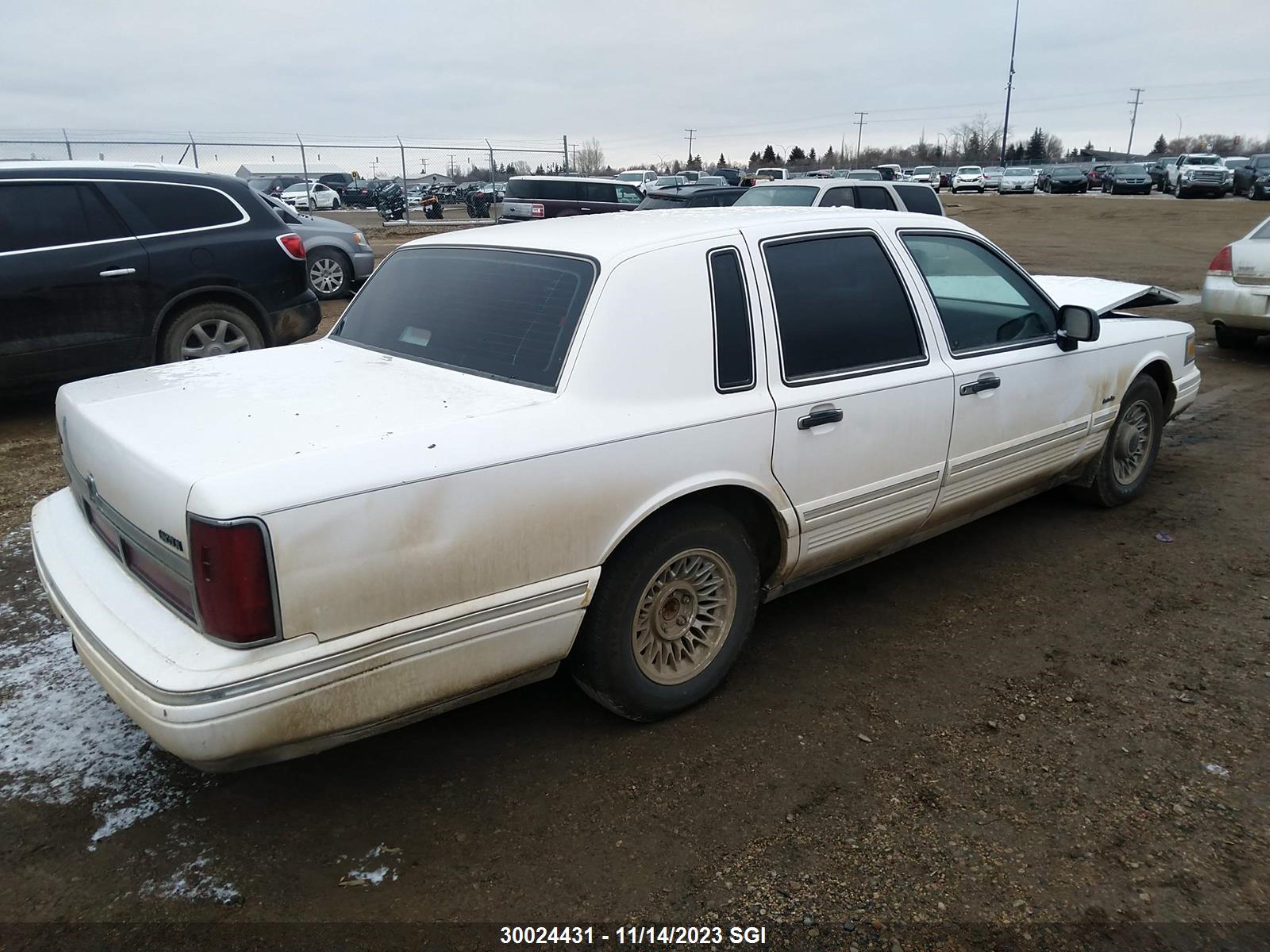 Photo 3 VIN: 1LNLM81W8VY696176 - LINCOLN TOWN CAR 