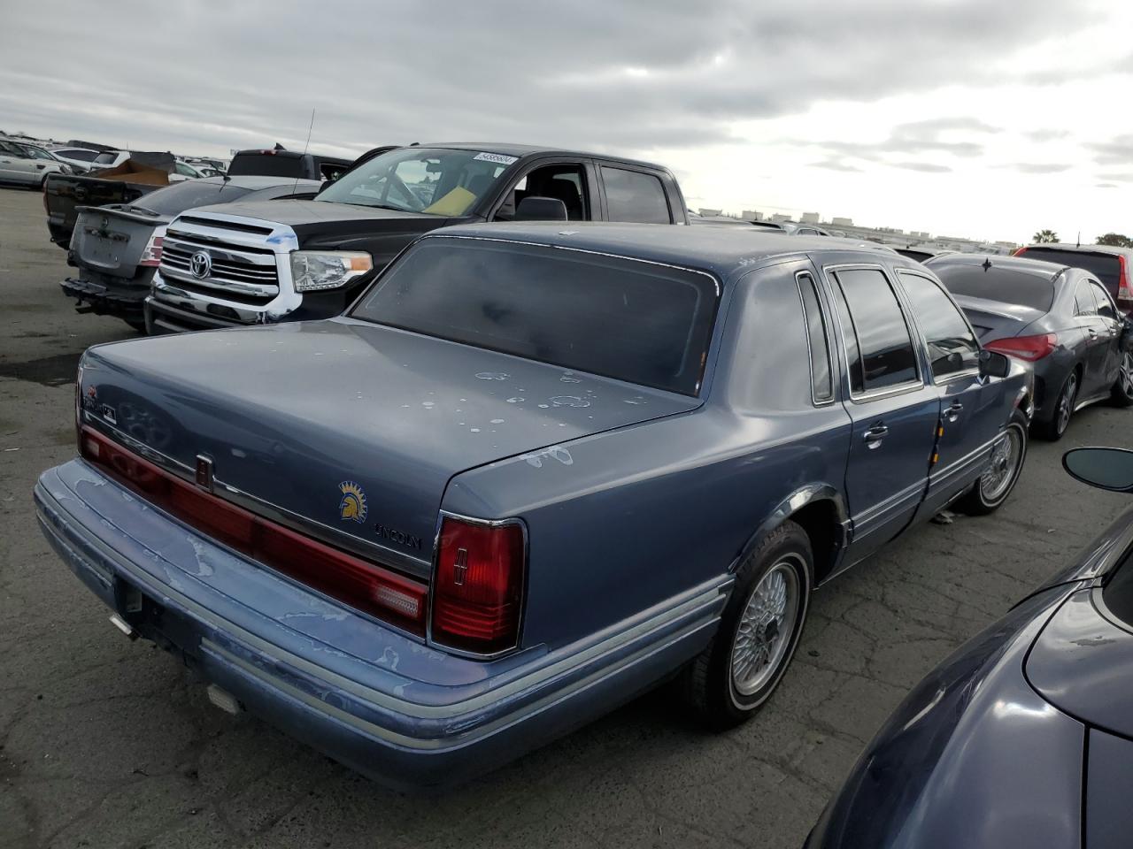 Photo 2 VIN: 1LNLM81W9NY748110 - LINCOLN TOWN CAR 