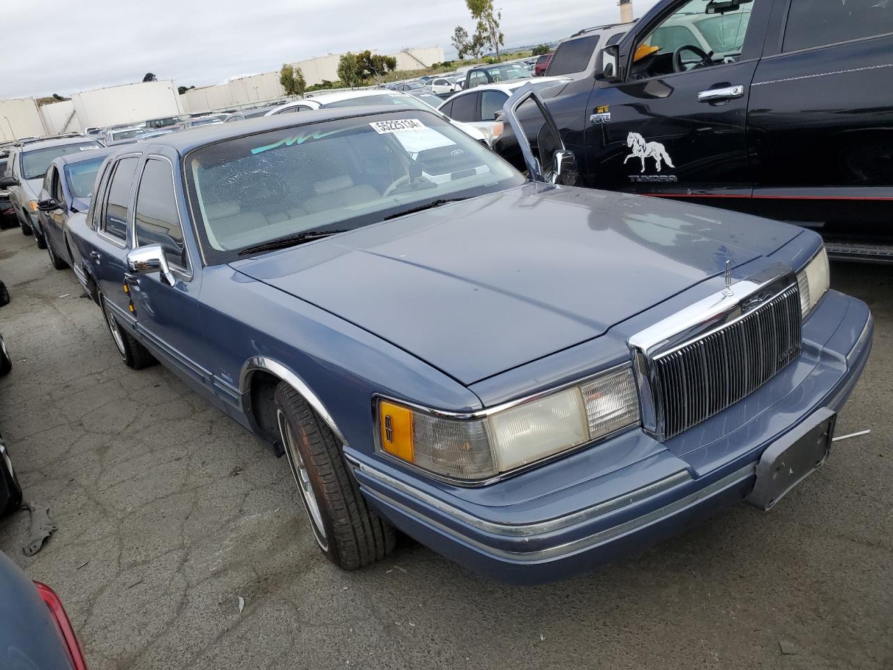 Photo 3 VIN: 1LNLM81W9NY748110 - LINCOLN TOWN CAR 