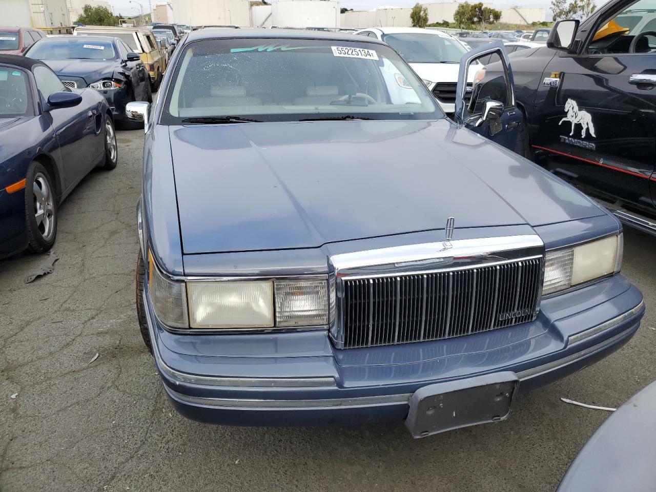 Photo 4 VIN: 1LNLM81W9NY748110 - LINCOLN TOWN CAR 