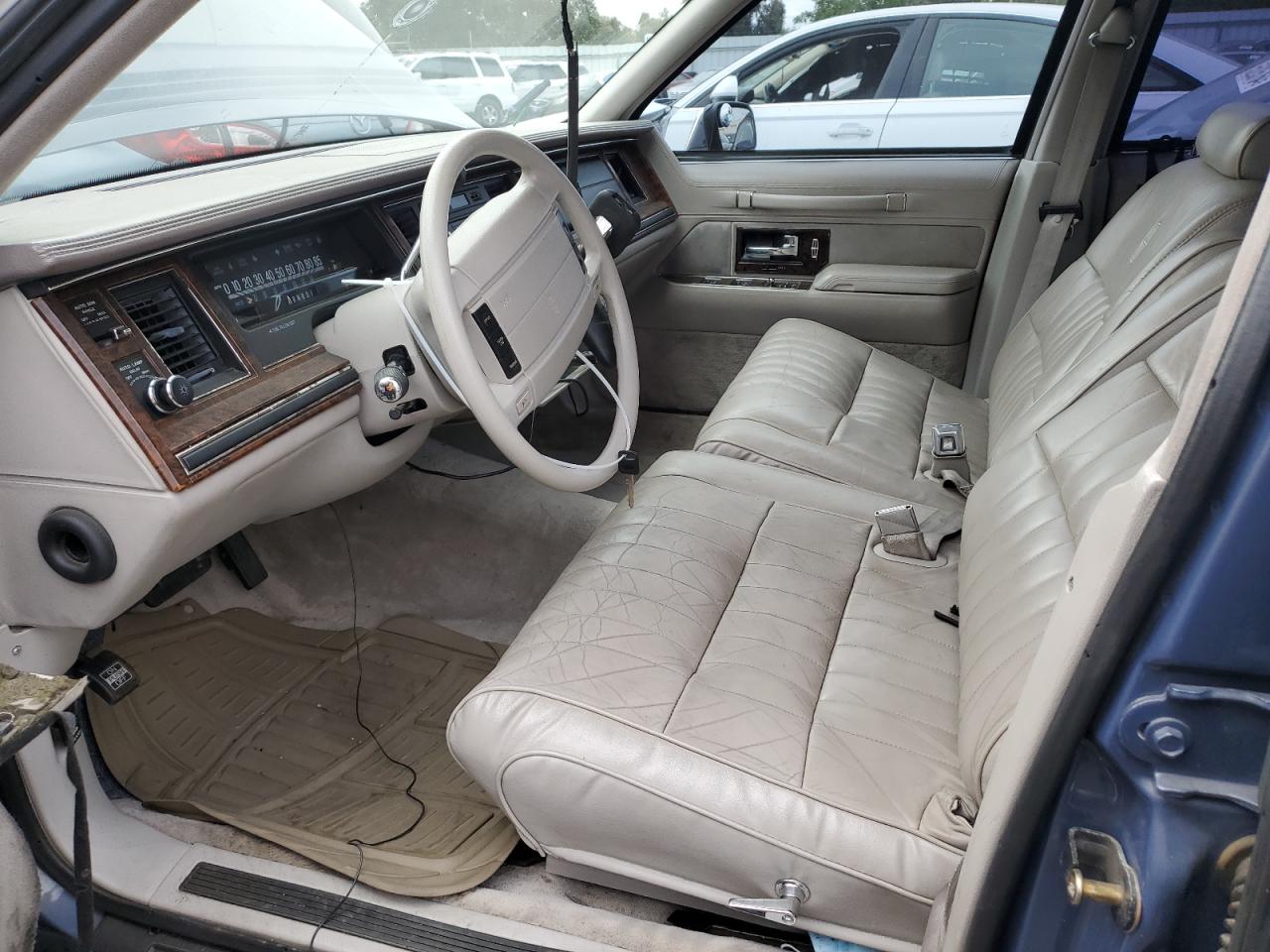 Photo 6 VIN: 1LNLM81W9NY748110 - LINCOLN TOWN CAR 