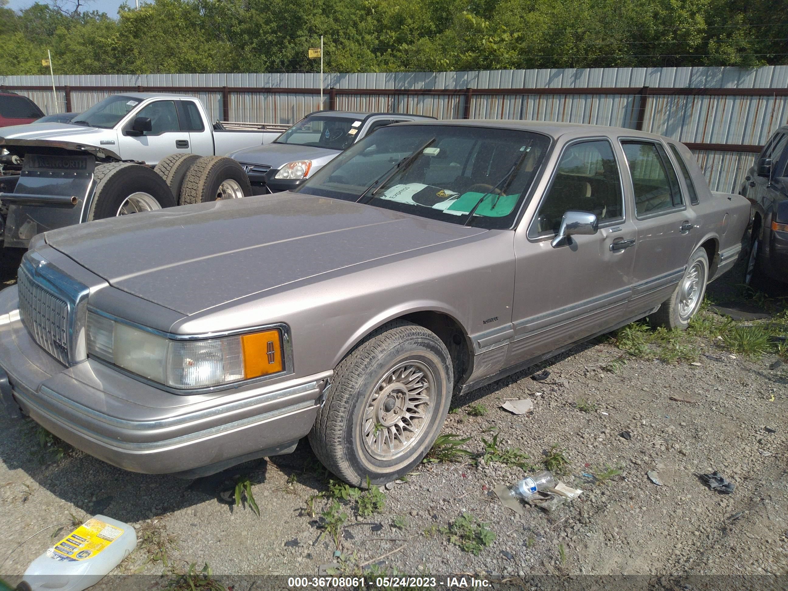 Photo 1 VIN: 1LNLM81W9RY787866 - LINCOLN TOWN CAR 