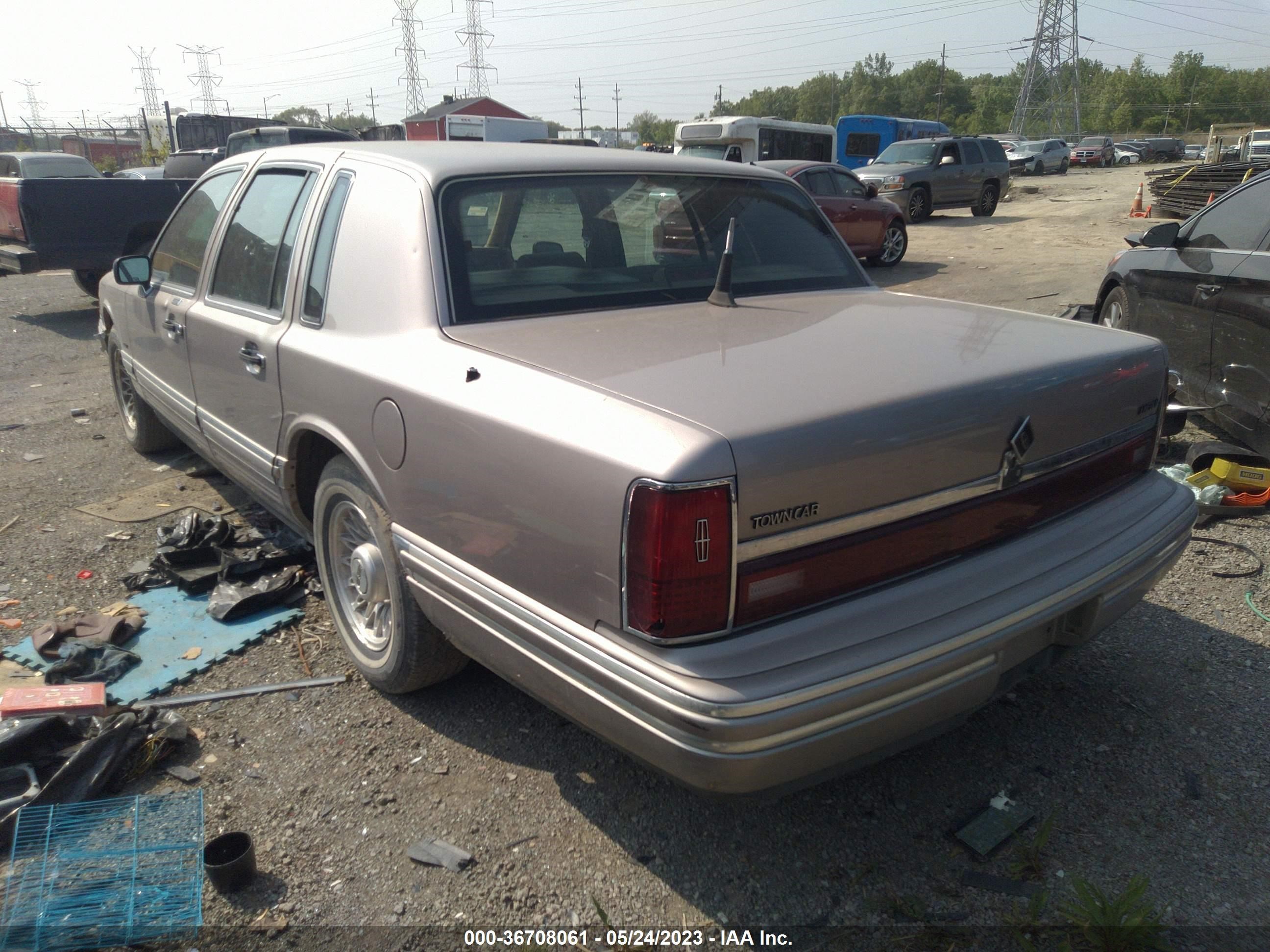 Photo 2 VIN: 1LNLM81W9RY787866 - LINCOLN TOWN CAR 