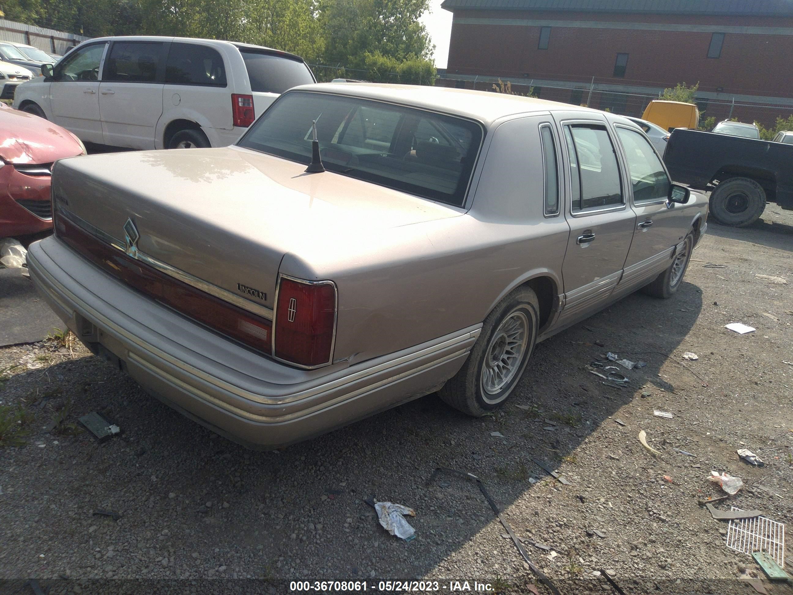 Photo 3 VIN: 1LNLM81W9RY787866 - LINCOLN TOWN CAR 