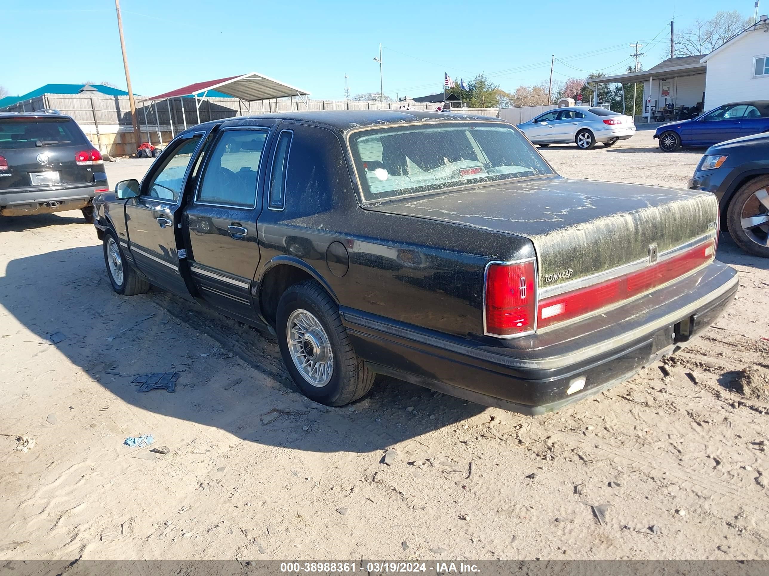 Photo 2 VIN: 1LNLM81W9VY679936 - LINCOLN TOWN CAR 