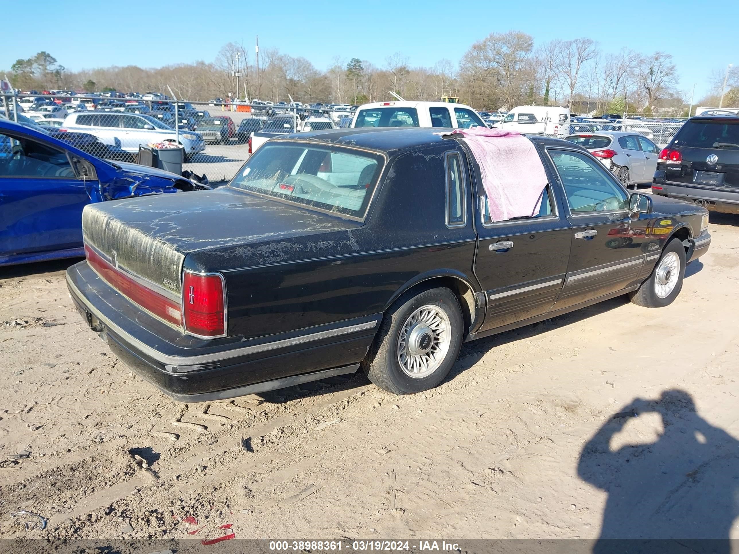 Photo 3 VIN: 1LNLM81W9VY679936 - LINCOLN TOWN CAR 