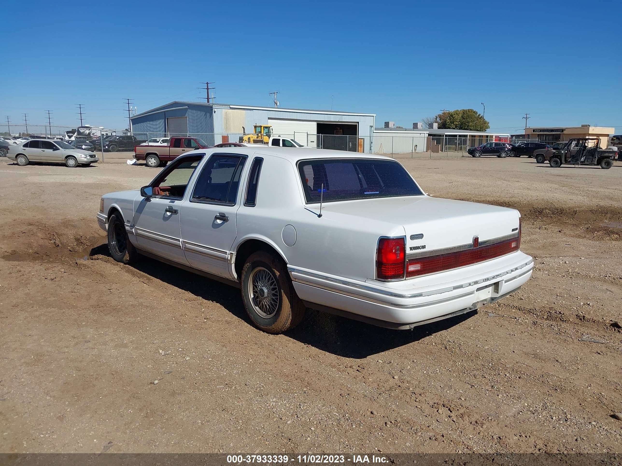 Photo 2 VIN: 1LNLM81WXPY752332 - LINCOLN TOWN CAR 