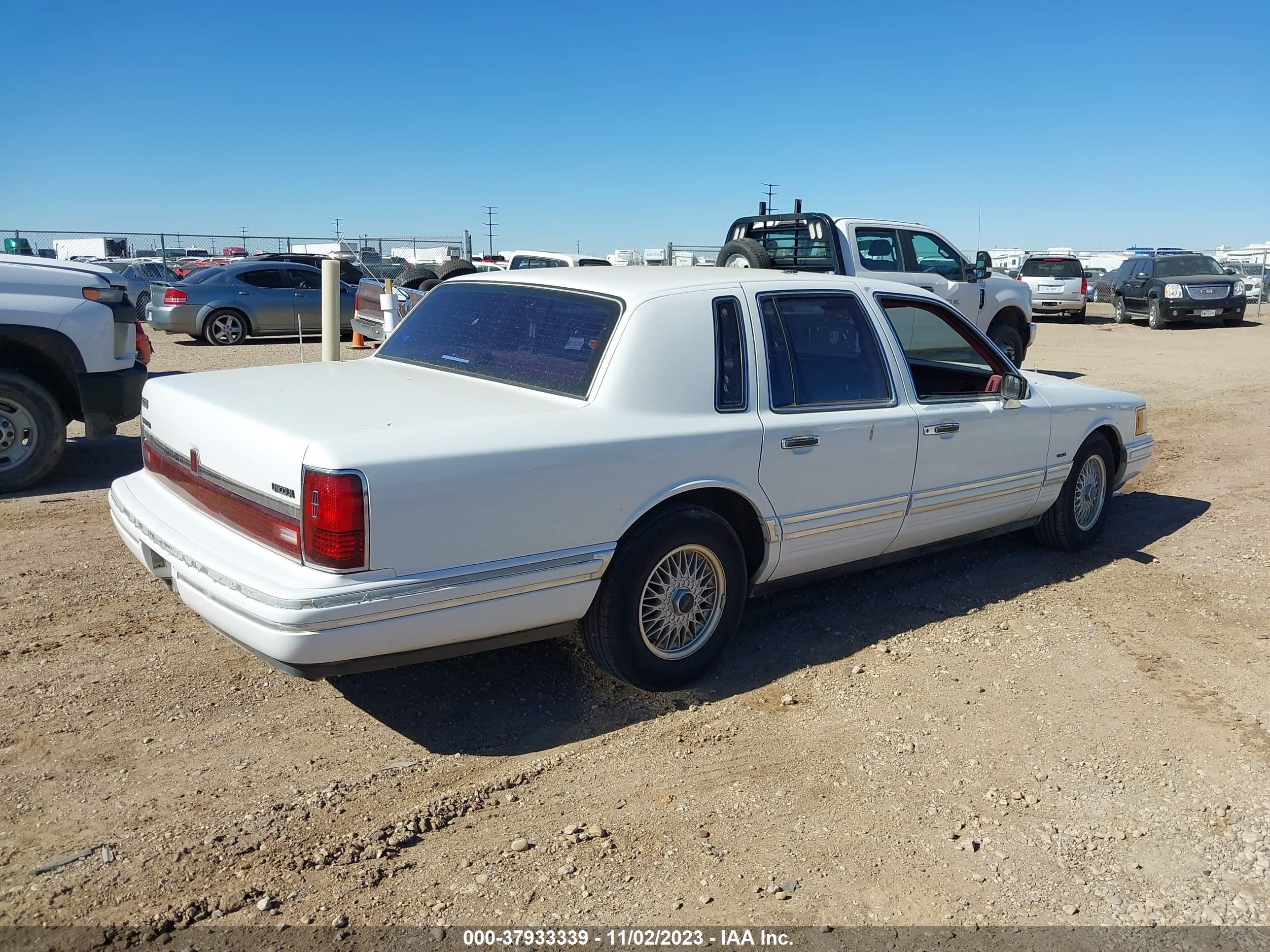 Photo 3 VIN: 1LNLM81WXPY752332 - LINCOLN TOWN CAR 