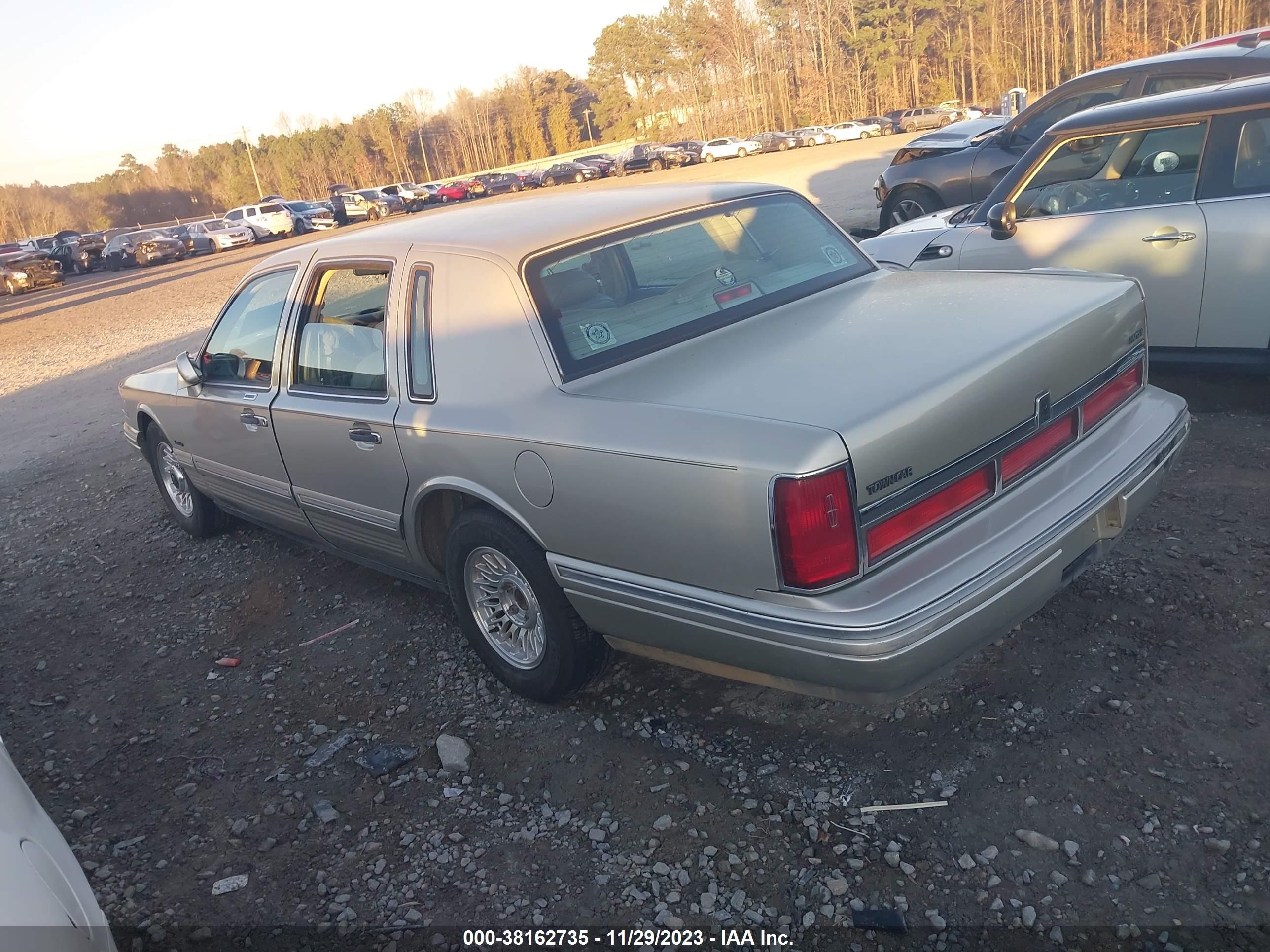 Photo 2 VIN: 1LNLM81WXVY757382 - LINCOLN TOWN CAR 