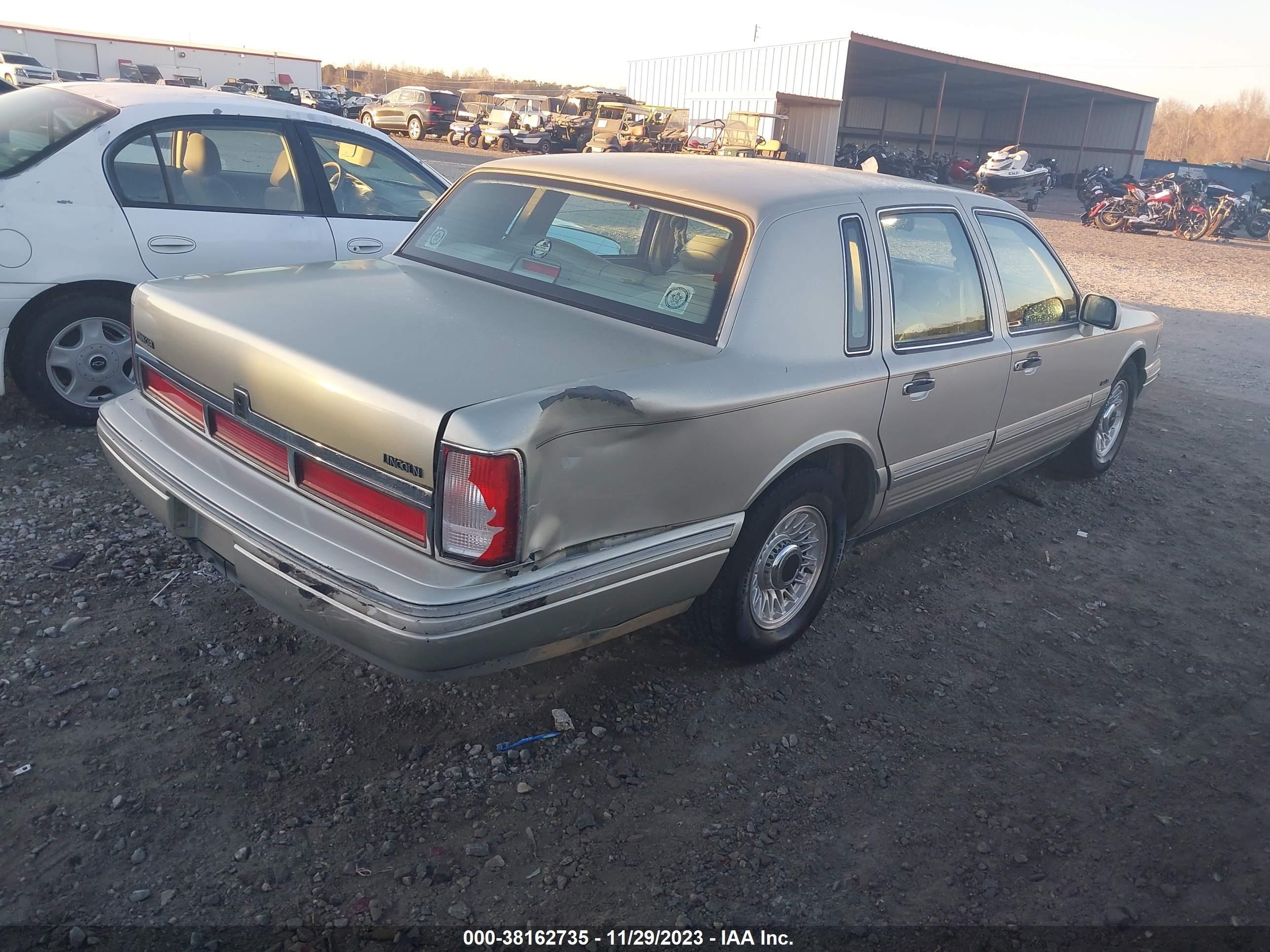 Photo 3 VIN: 1LNLM81WXVY757382 - LINCOLN TOWN CAR 