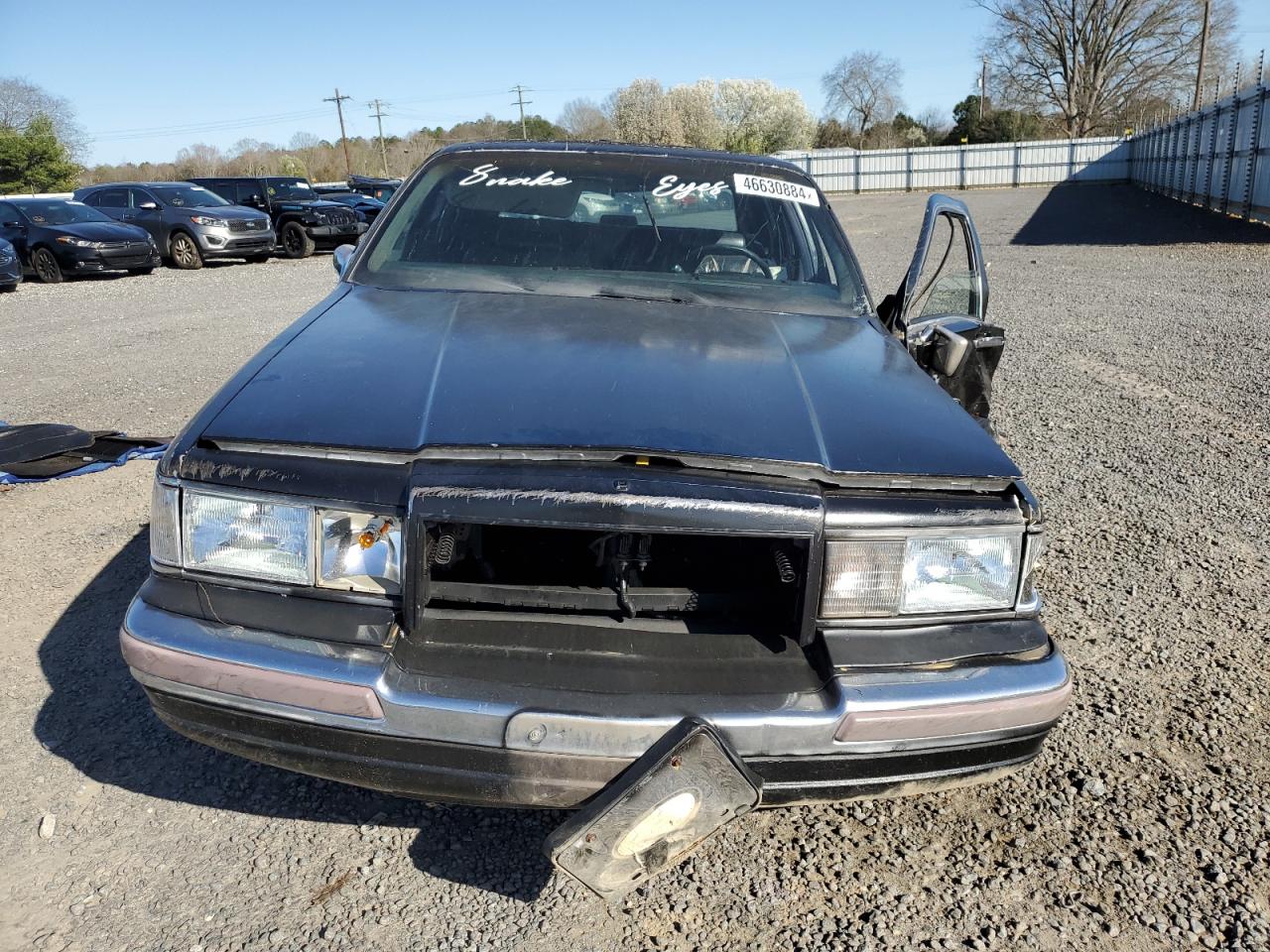 Photo 4 VIN: 1LNLM82F4LY630428 - LINCOLN TOWN CAR 