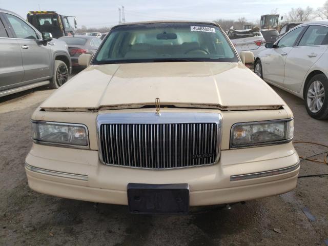 Photo 4 VIN: 1LNLM82W0VY632129 - LINCOLN TOWNCAR 