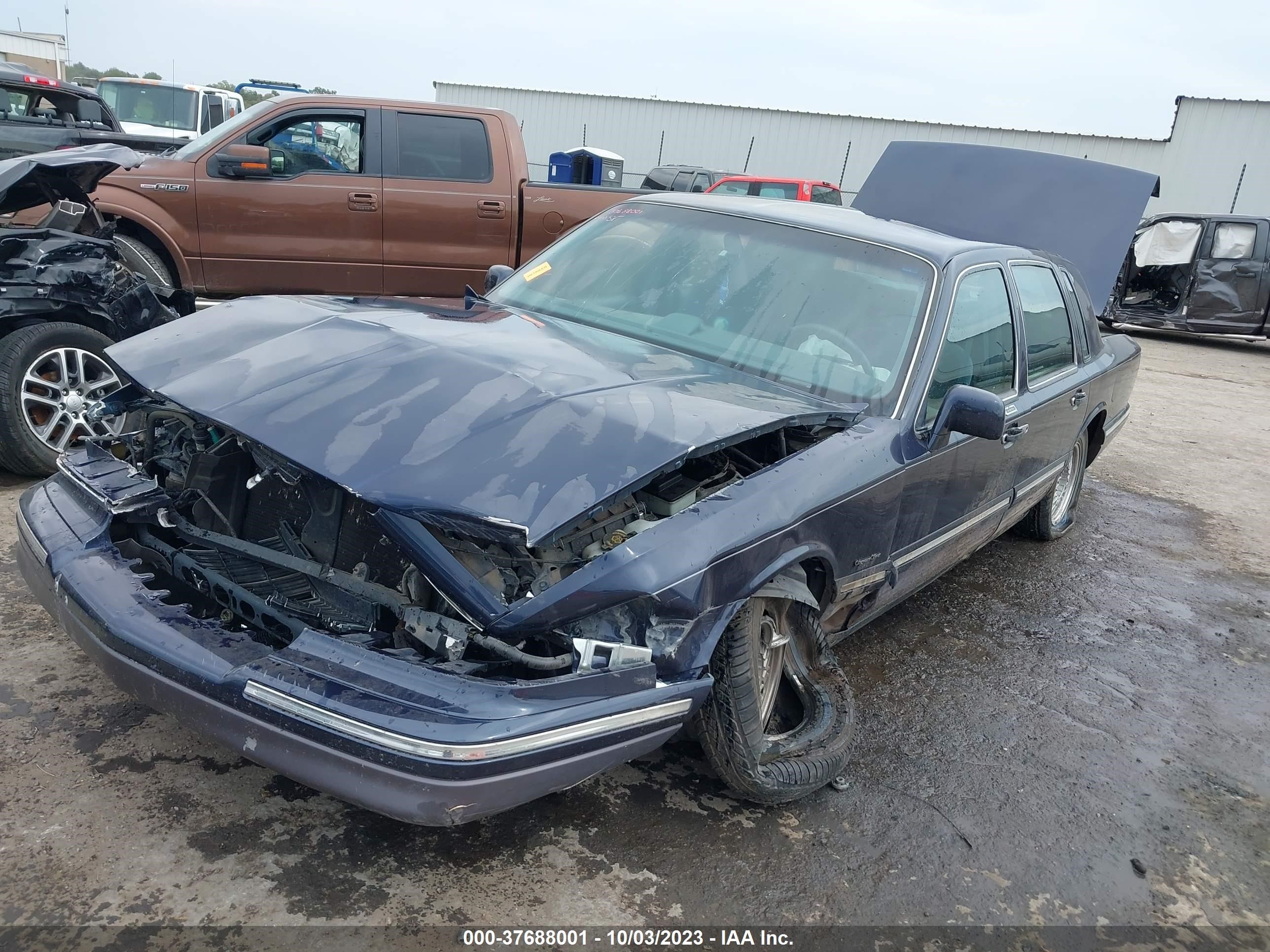 Photo 1 VIN: 1LNLM82W0VY683338 - LINCOLN TOWN CAR 