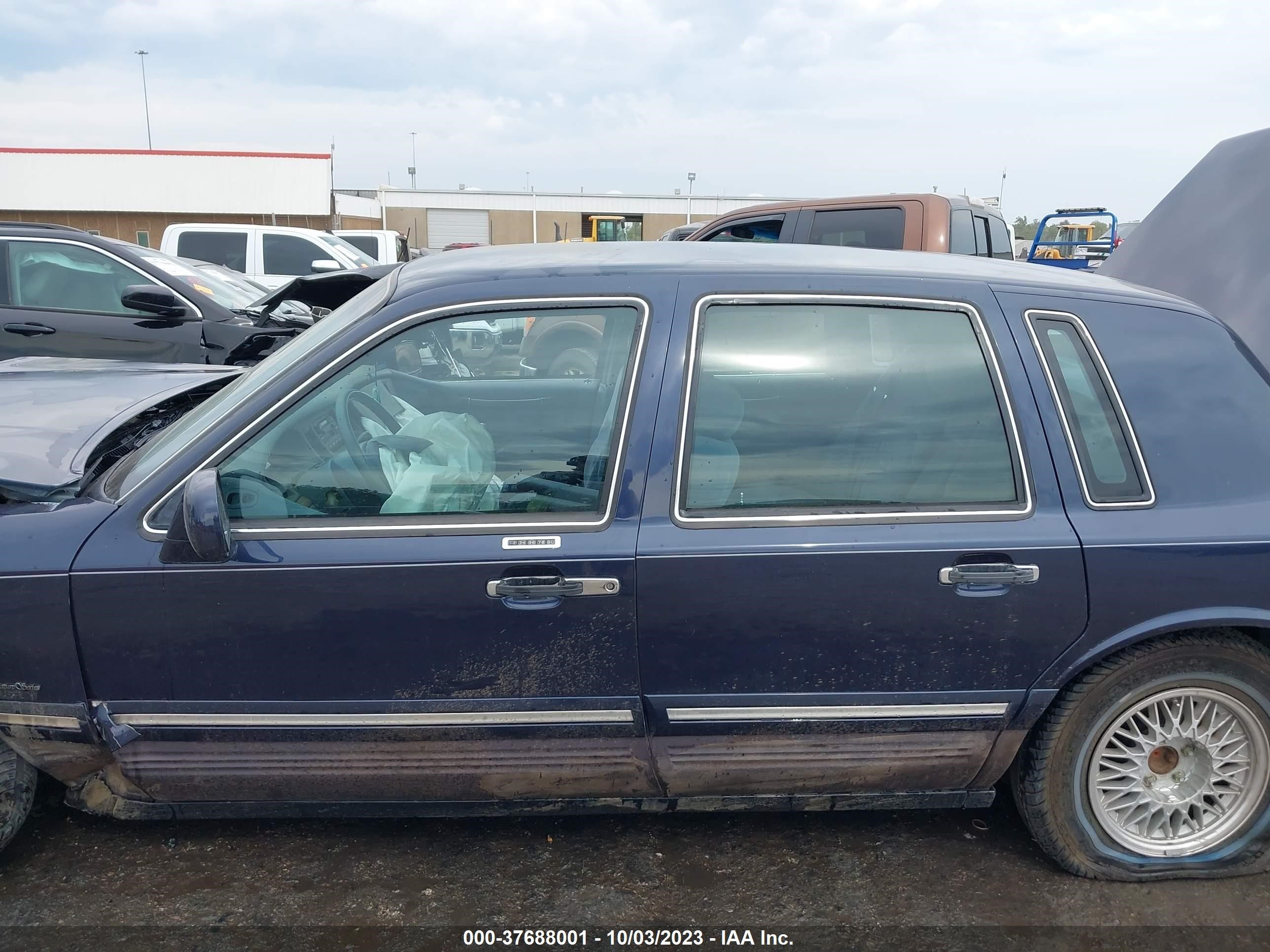 Photo 13 VIN: 1LNLM82W0VY683338 - LINCOLN TOWN CAR 