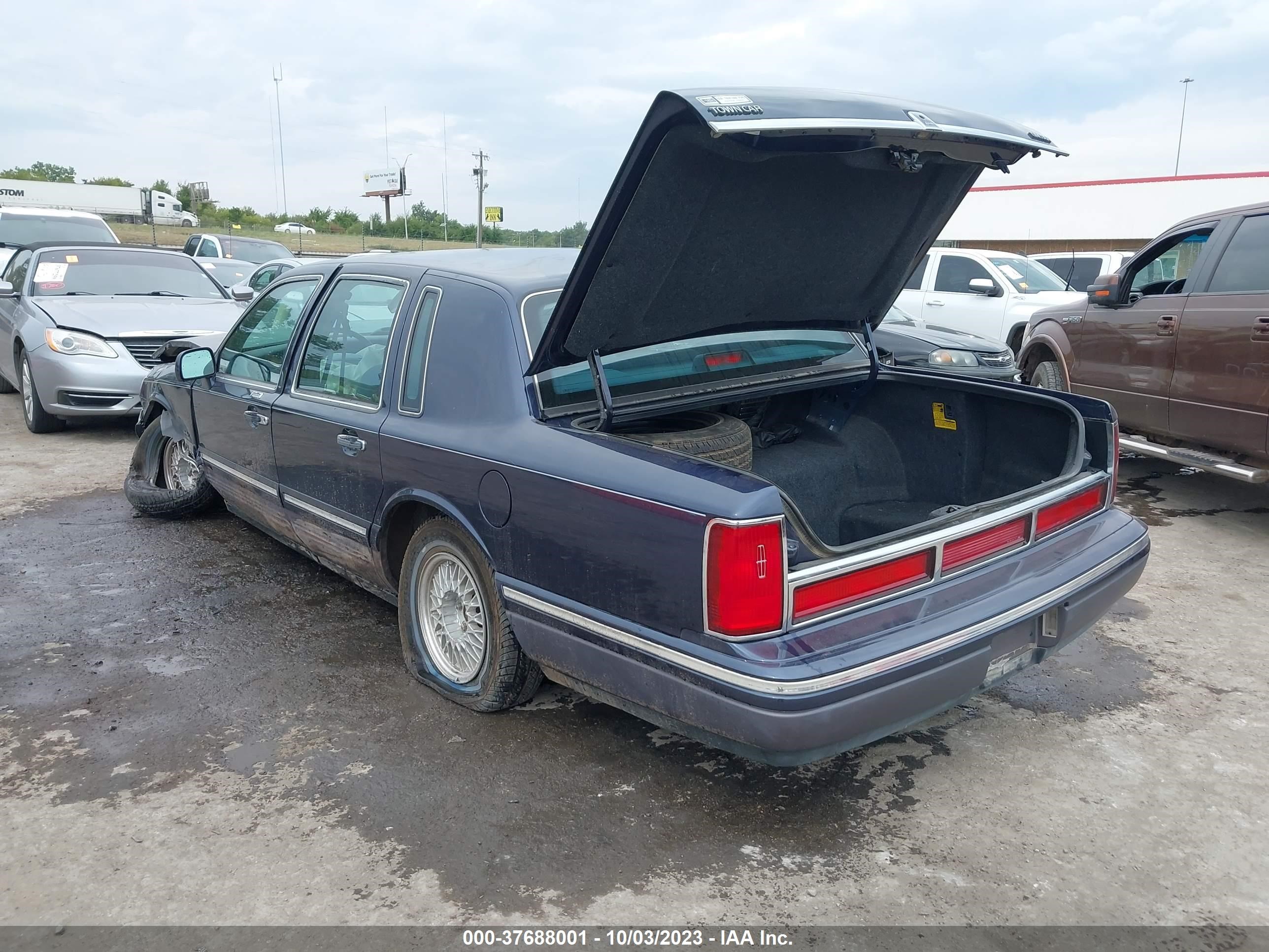 Photo 2 VIN: 1LNLM82W0VY683338 - LINCOLN TOWN CAR 