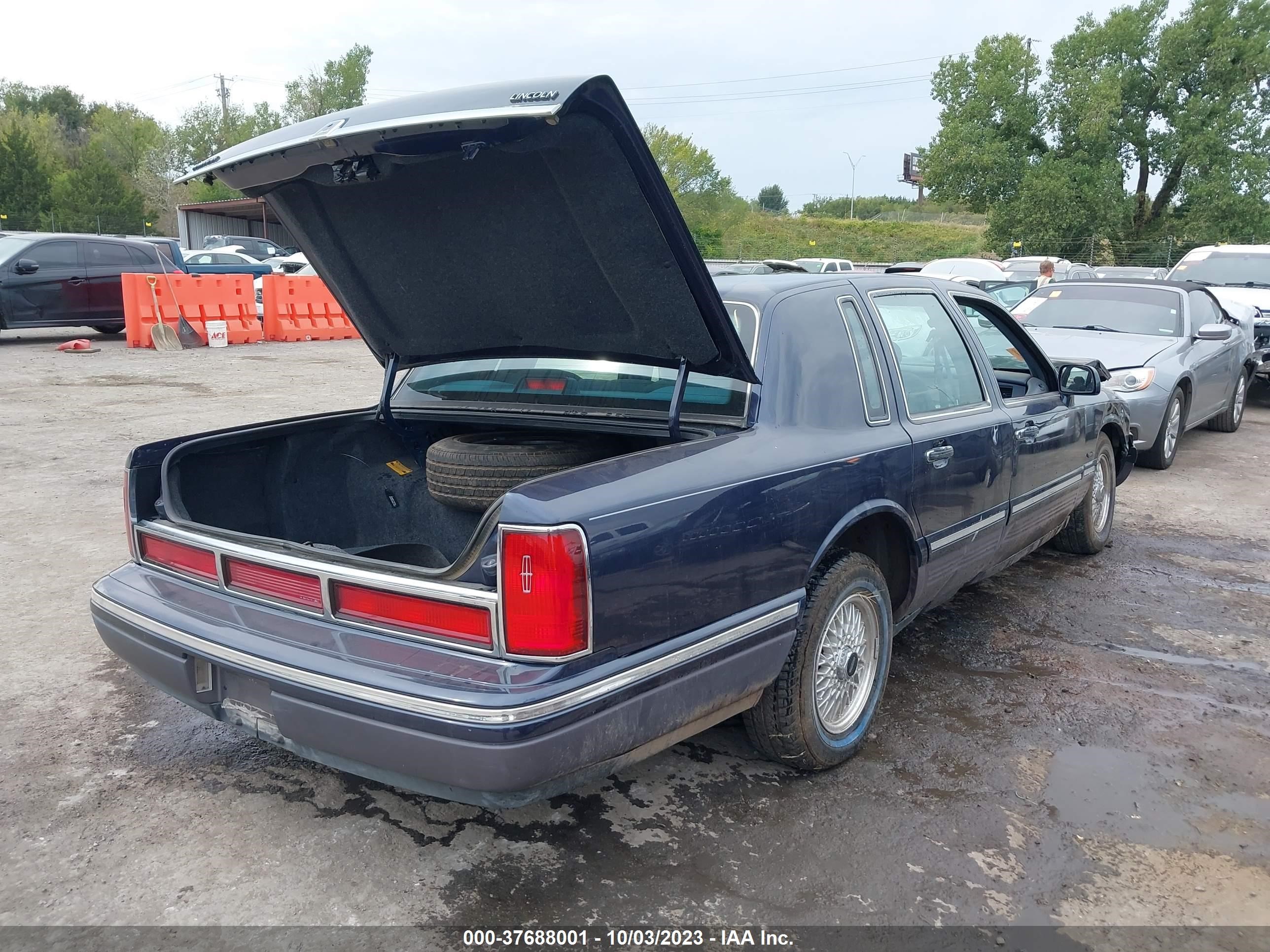 Photo 3 VIN: 1LNLM82W0VY683338 - LINCOLN TOWN CAR 