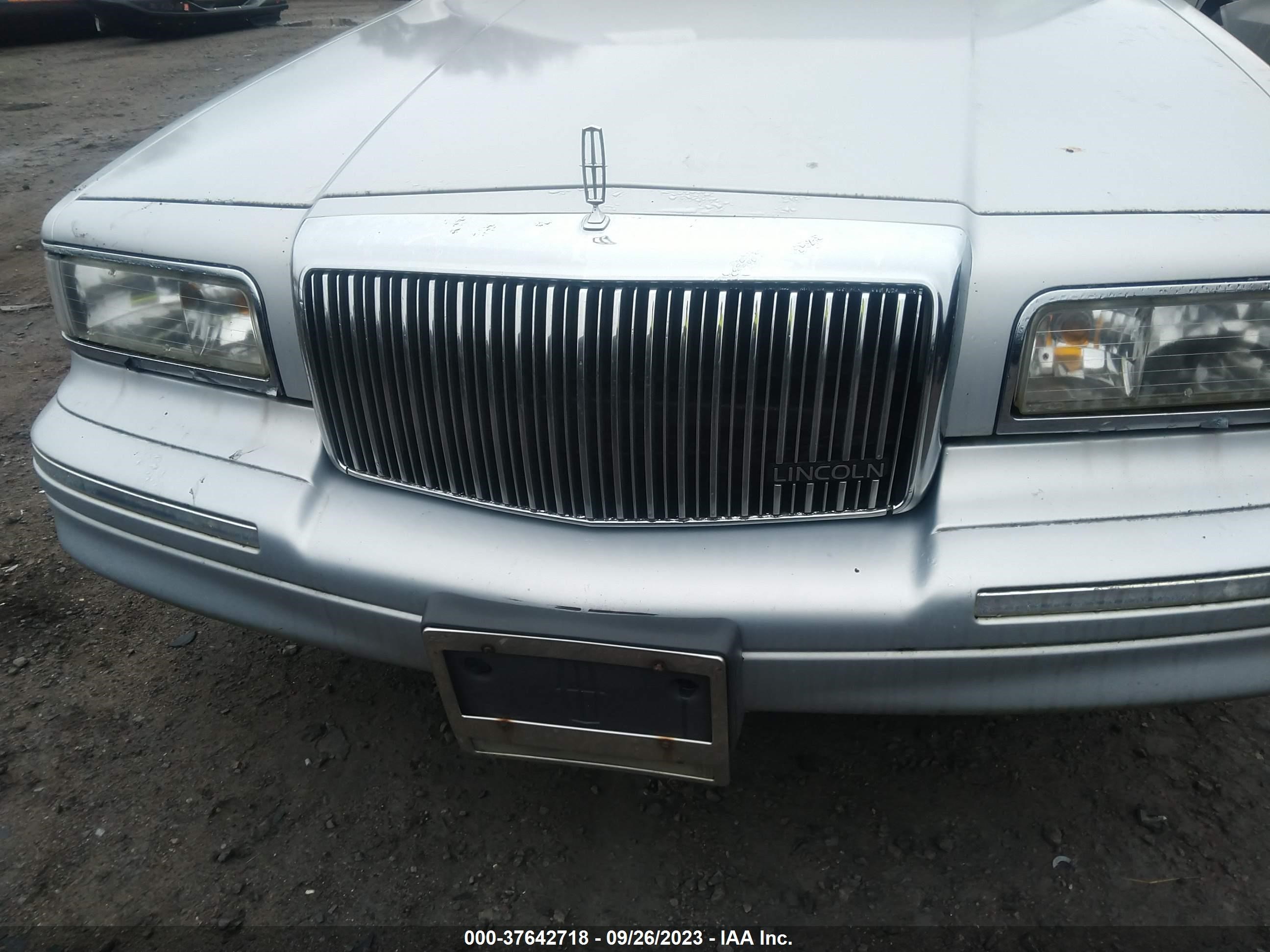 Photo 5 VIN: 1LNLM82W0VY747877 - LINCOLN TOWN CAR 