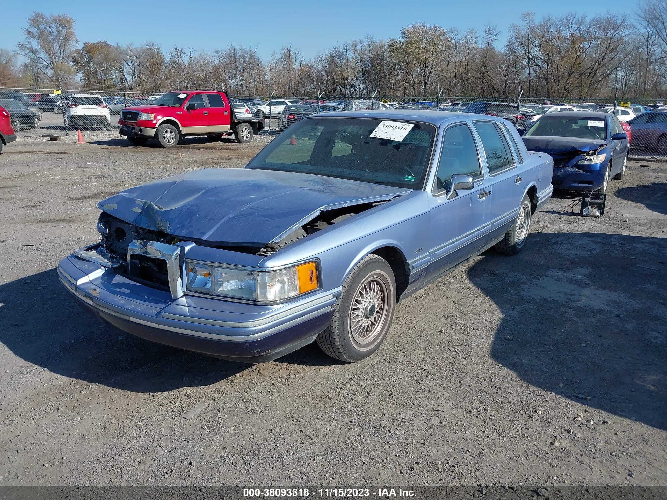 Photo 1 VIN: 1LNLM82W1RY679739 - LINCOLN TOWN CAR 