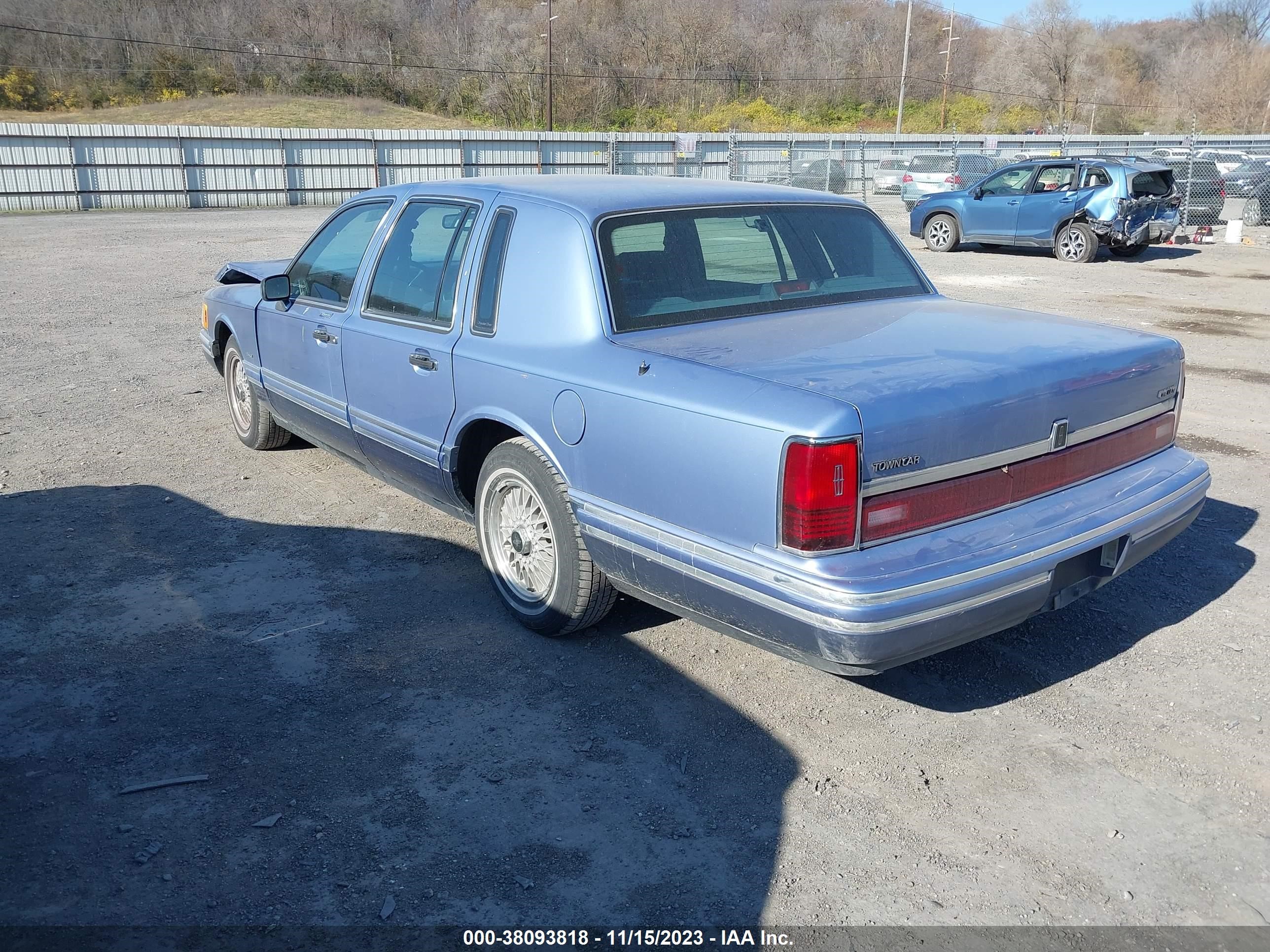 Photo 2 VIN: 1LNLM82W1RY679739 - LINCOLN TOWN CAR 