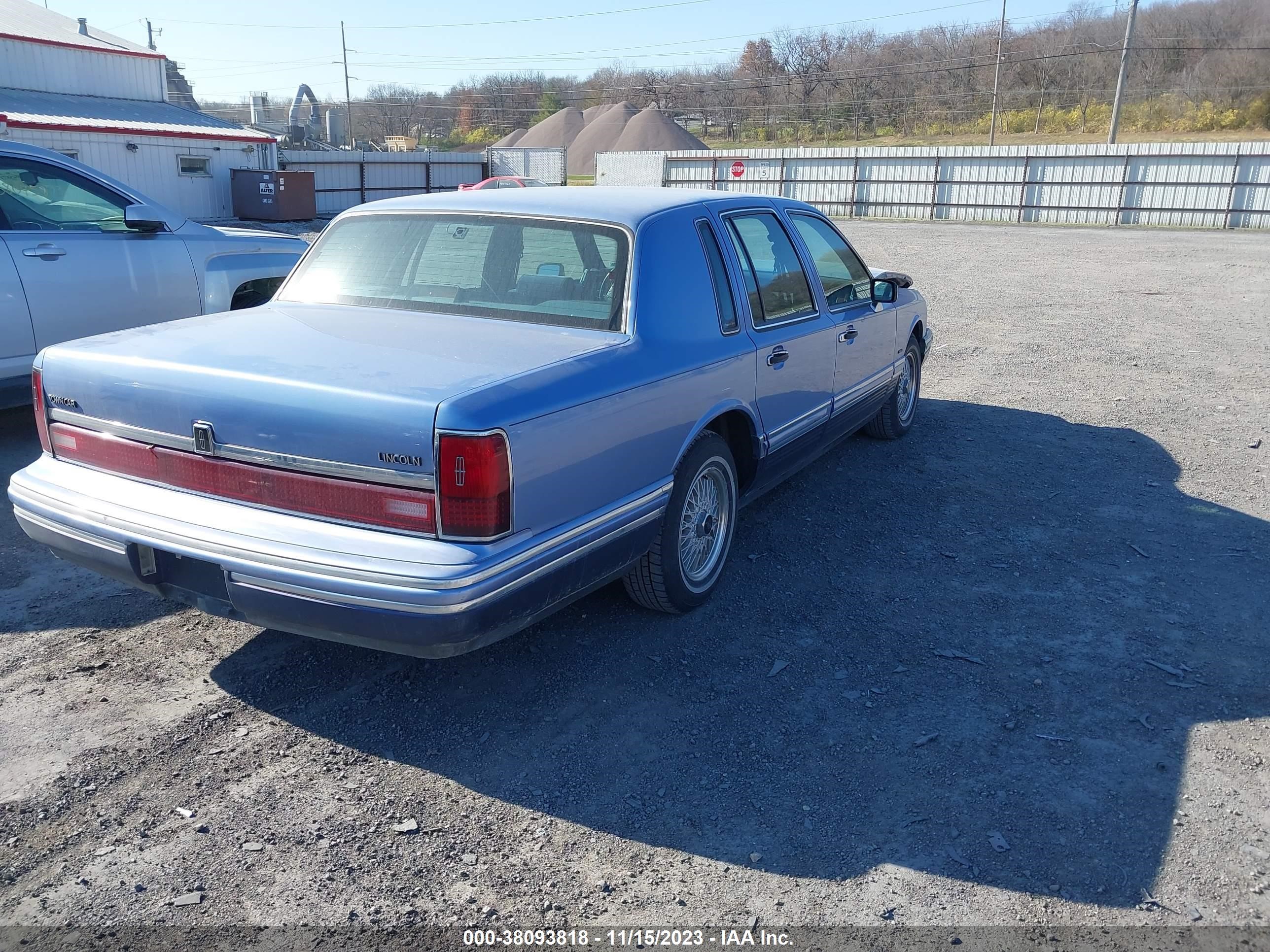 Photo 3 VIN: 1LNLM82W1RY679739 - LINCOLN TOWN CAR 