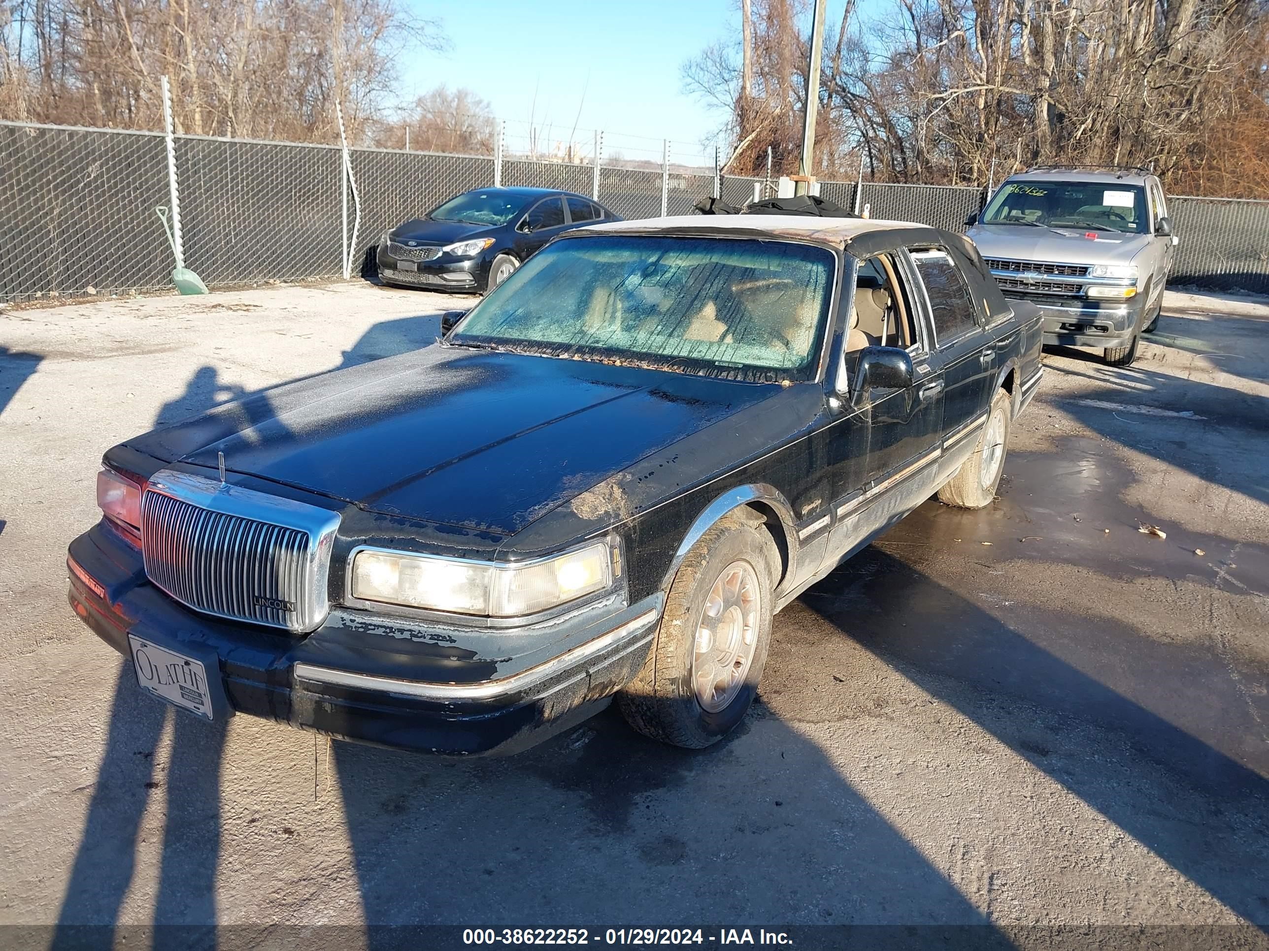 Photo 1 VIN: 1LNLM82W2VY732863 - LINCOLN TOWN CAR 