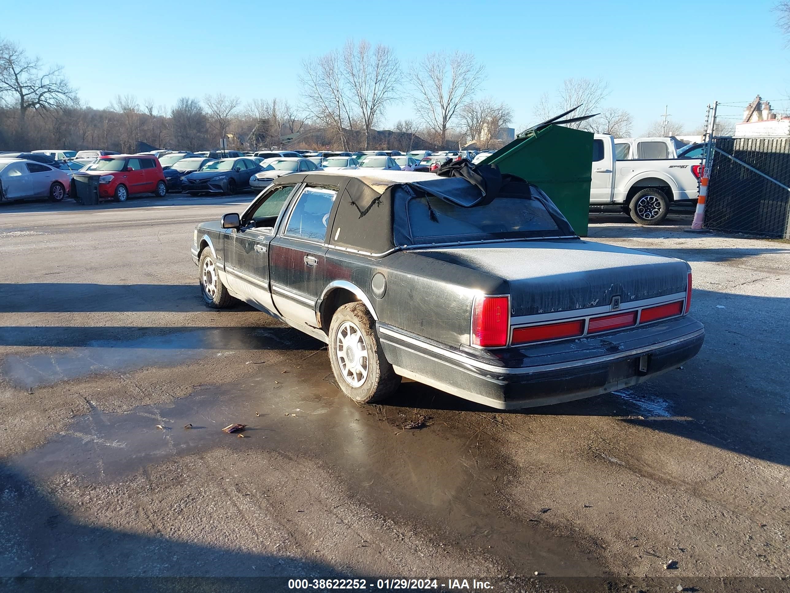 Photo 2 VIN: 1LNLM82W2VY732863 - LINCOLN TOWN CAR 