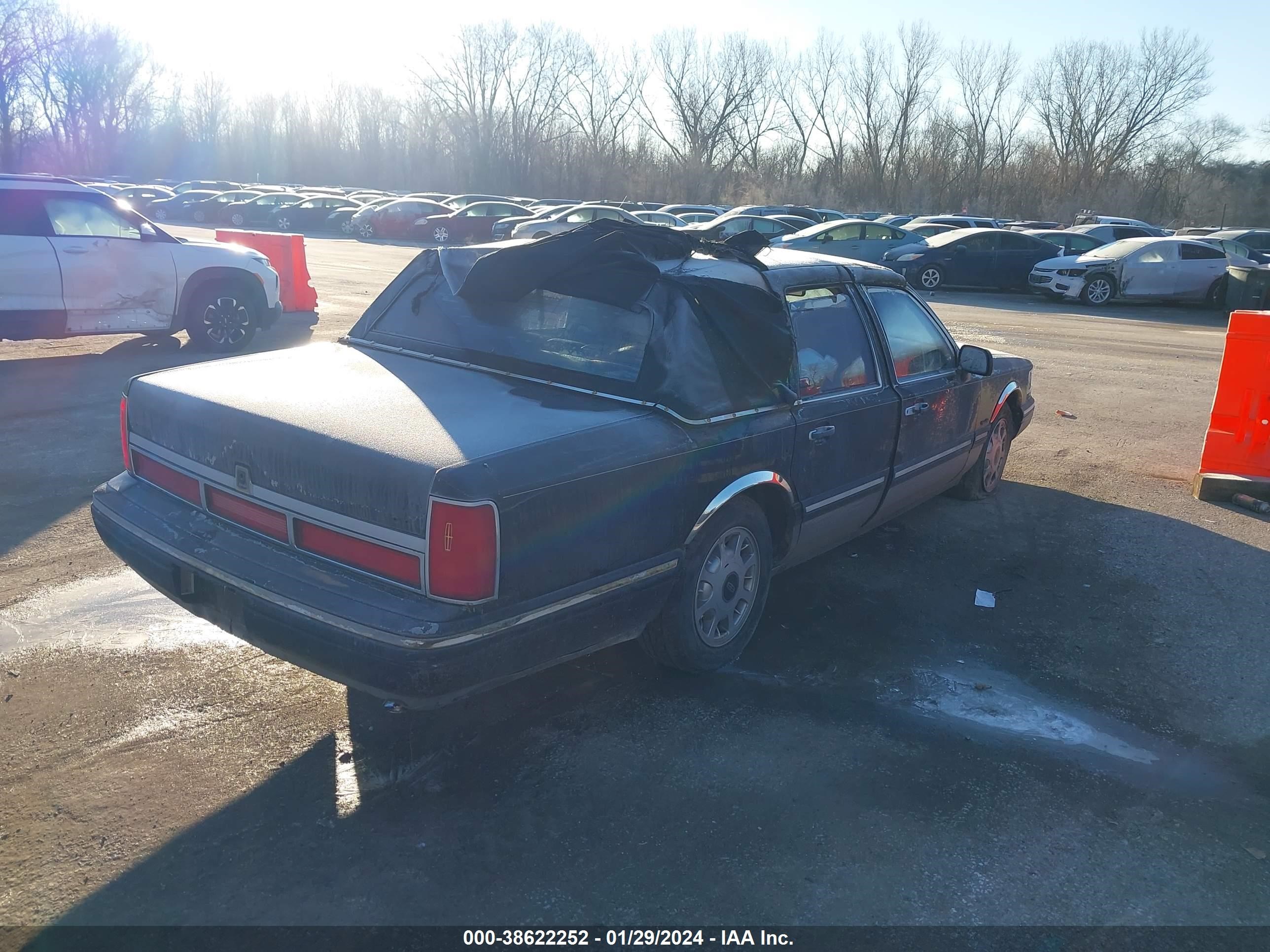 Photo 3 VIN: 1LNLM82W2VY732863 - LINCOLN TOWN CAR 