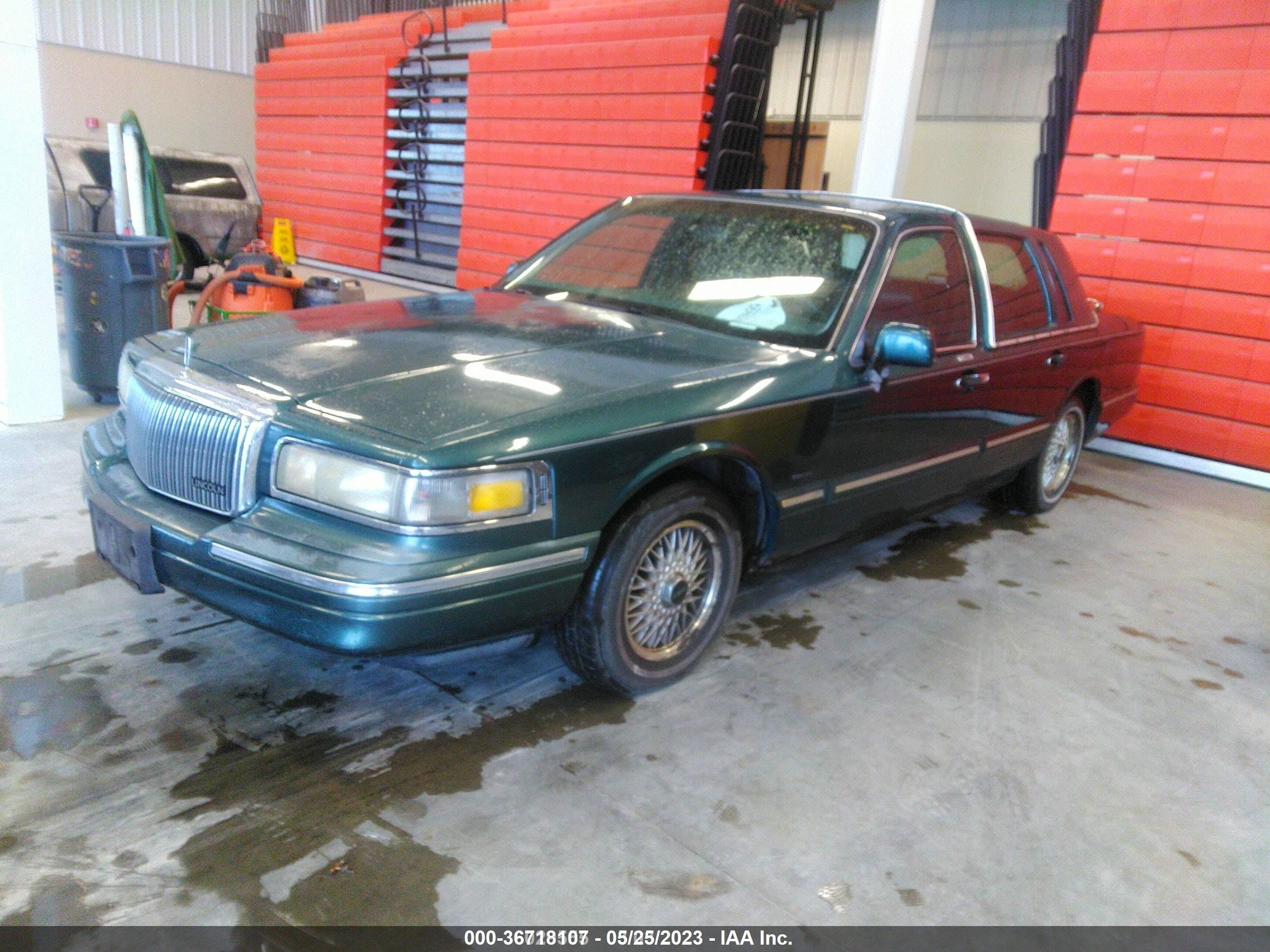 Photo 1 VIN: 1LNLM82W3SY670823 - LINCOLN TOWN CAR 