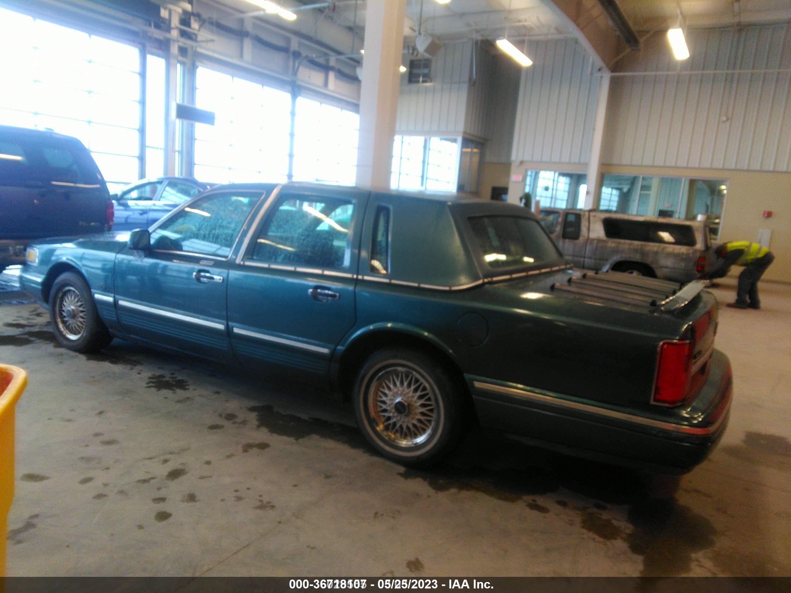 Photo 2 VIN: 1LNLM82W3SY670823 - LINCOLN TOWN CAR 