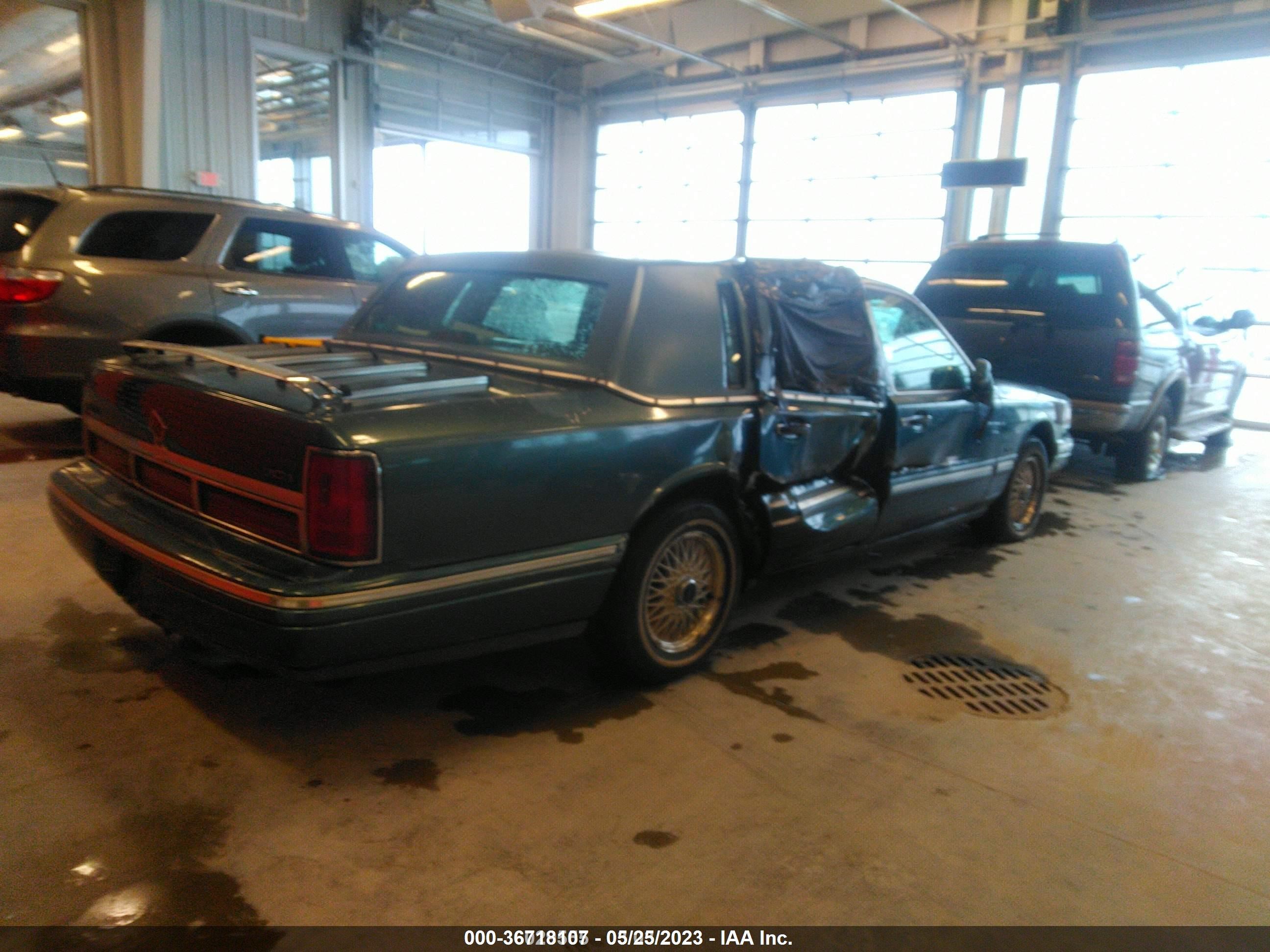 Photo 3 VIN: 1LNLM82W3SY670823 - LINCOLN TOWN CAR 