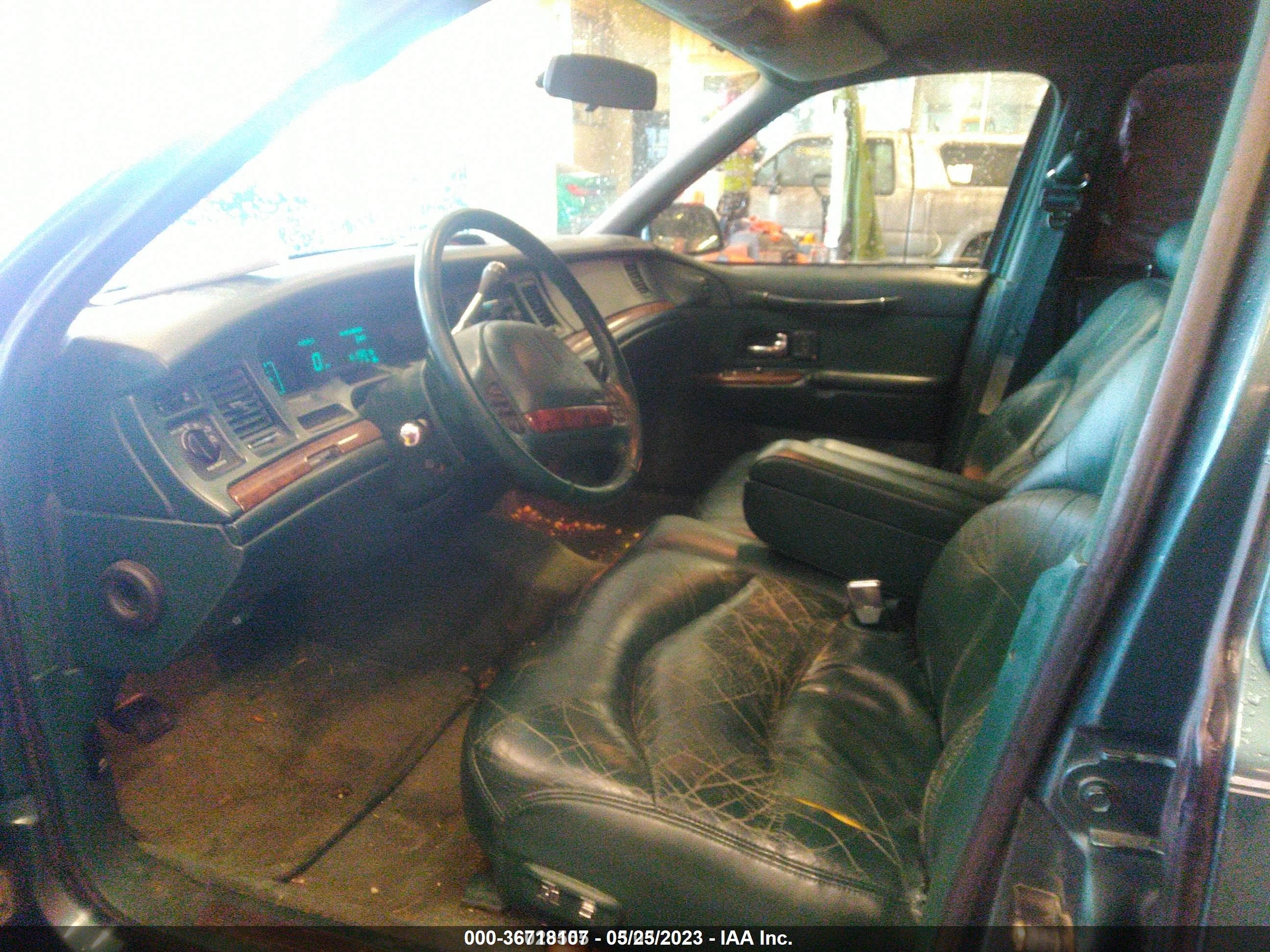 Photo 4 VIN: 1LNLM82W3SY670823 - LINCOLN TOWN CAR 