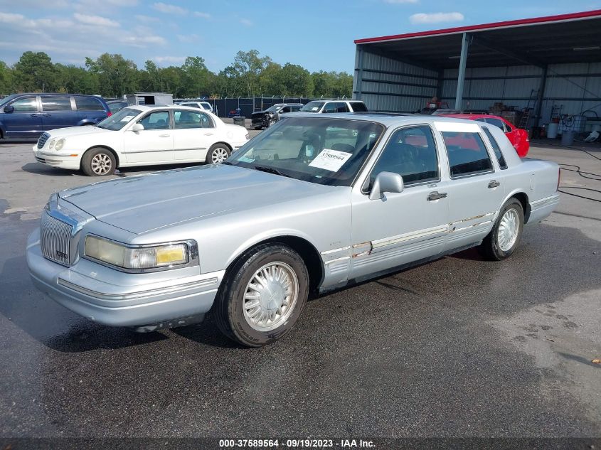 Photo 1 VIN: 1LNLM82W3TY601017 - LINCOLN TOWN CAR 