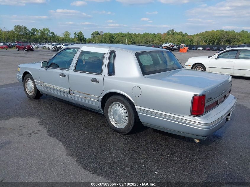 Photo 2 VIN: 1LNLM82W3TY601017 - LINCOLN TOWN CAR 