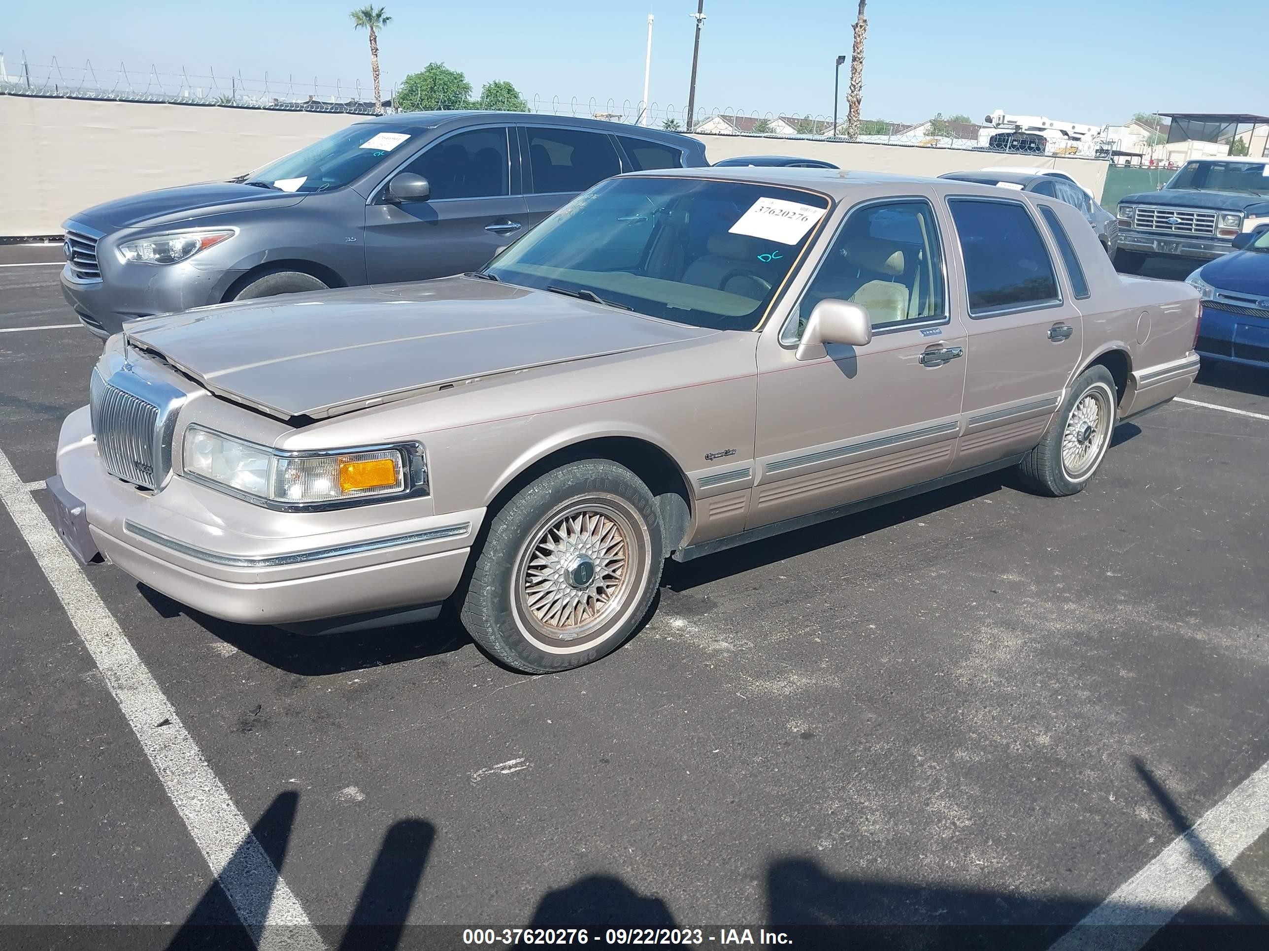 Photo 1 VIN: 1LNLM82W3VY713576 - LINCOLN TOWN CAR 