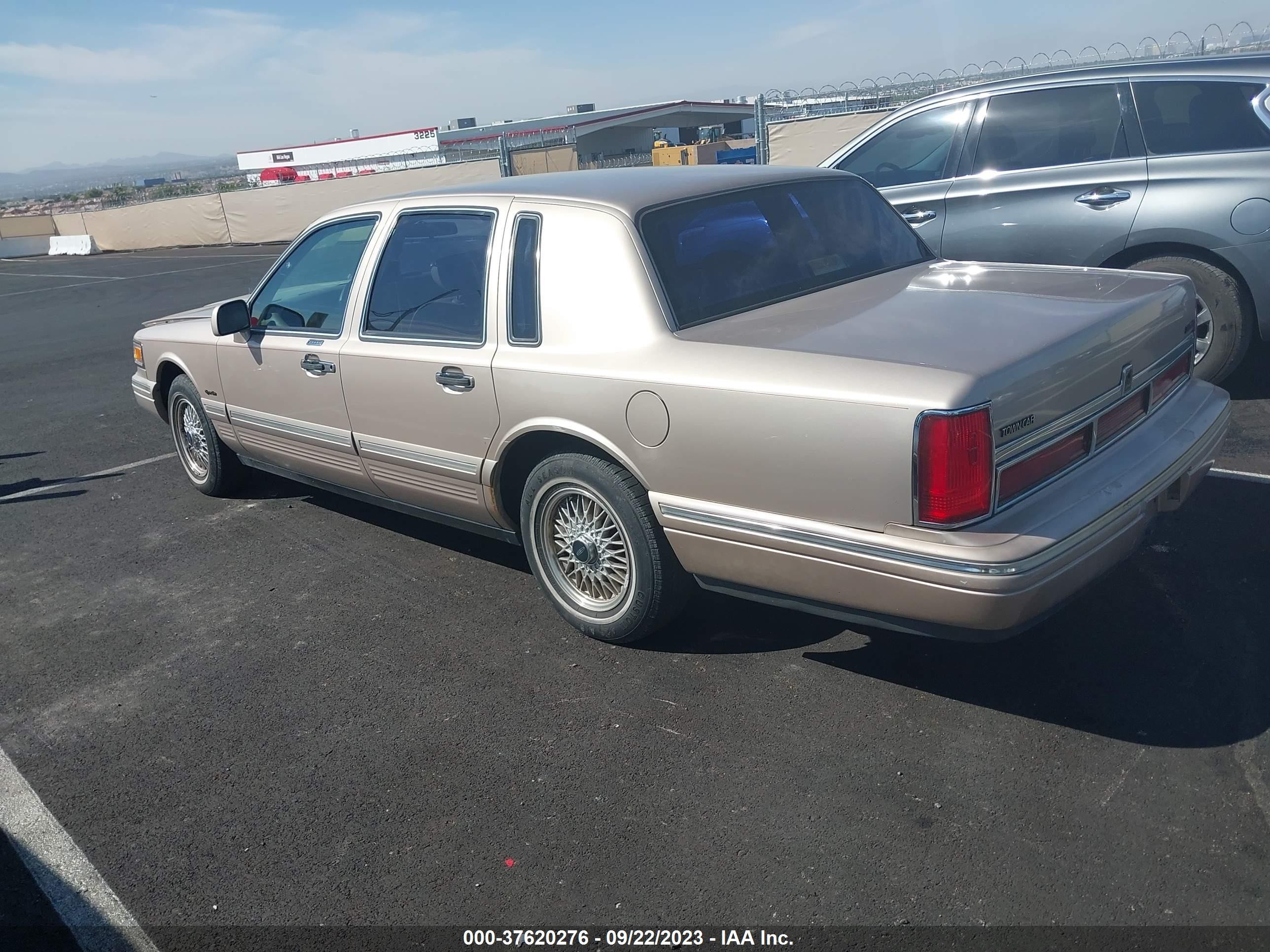 Photo 2 VIN: 1LNLM82W3VY713576 - LINCOLN TOWN CAR 