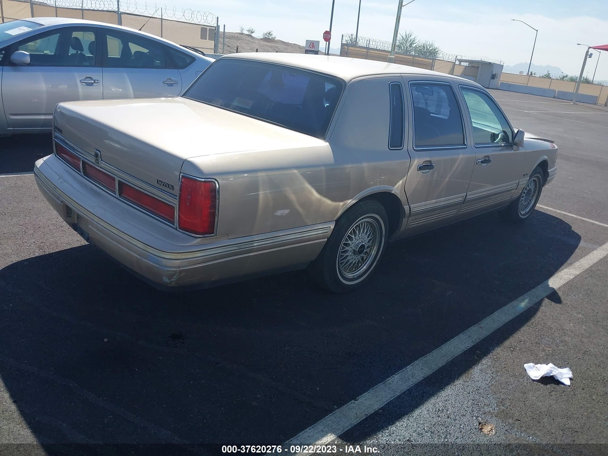 Photo 3 VIN: 1LNLM82W3VY713576 - LINCOLN TOWN CAR 