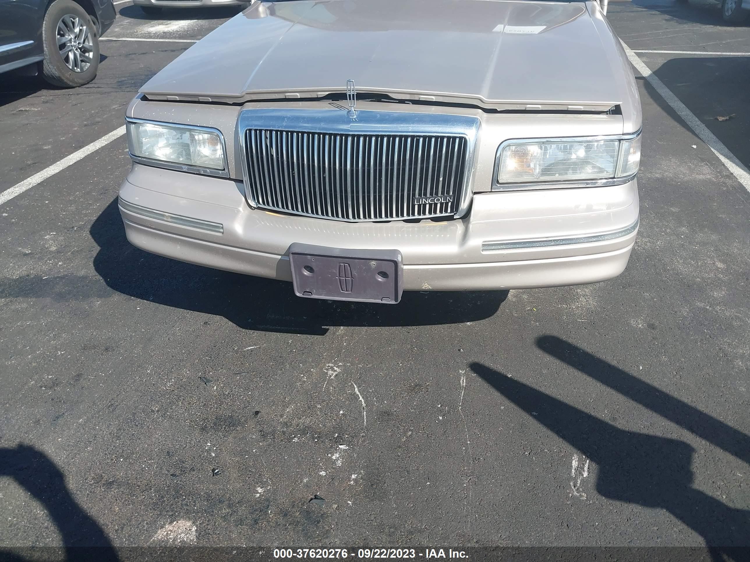 Photo 5 VIN: 1LNLM82W3VY713576 - LINCOLN TOWN CAR 