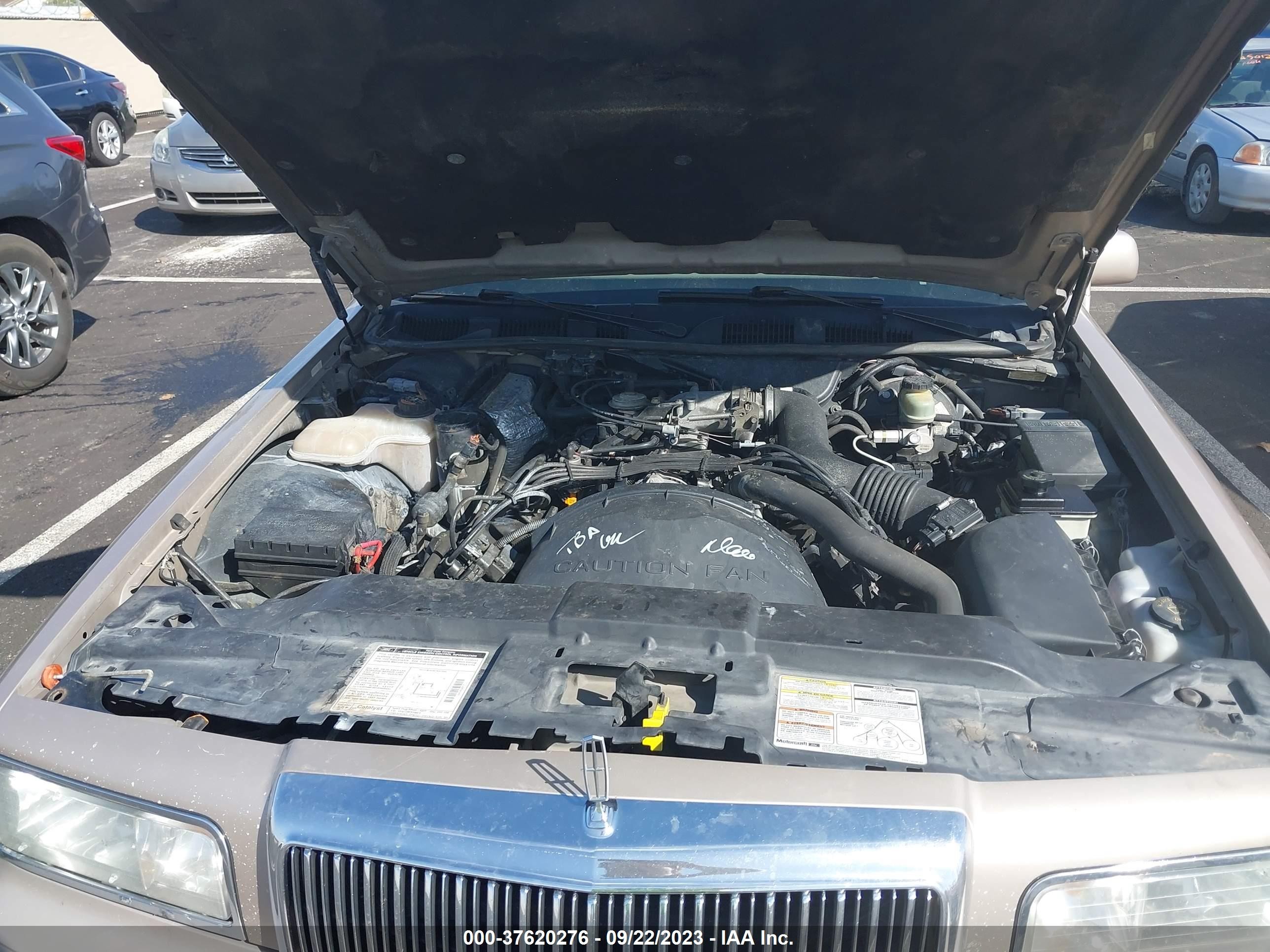 Photo 9 VIN: 1LNLM82W3VY713576 - LINCOLN TOWN CAR 