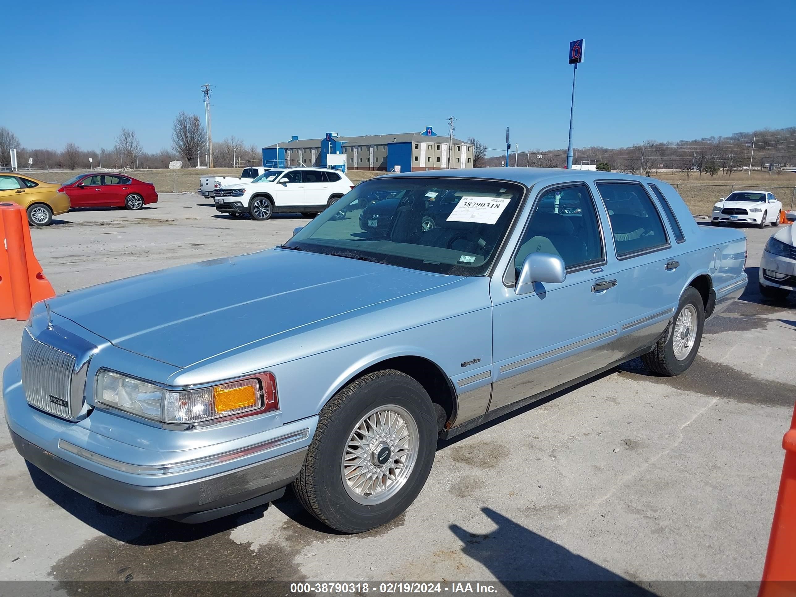 Photo 1 VIN: 1LNLM82W4VY629749 - LINCOLN TOWN CAR 