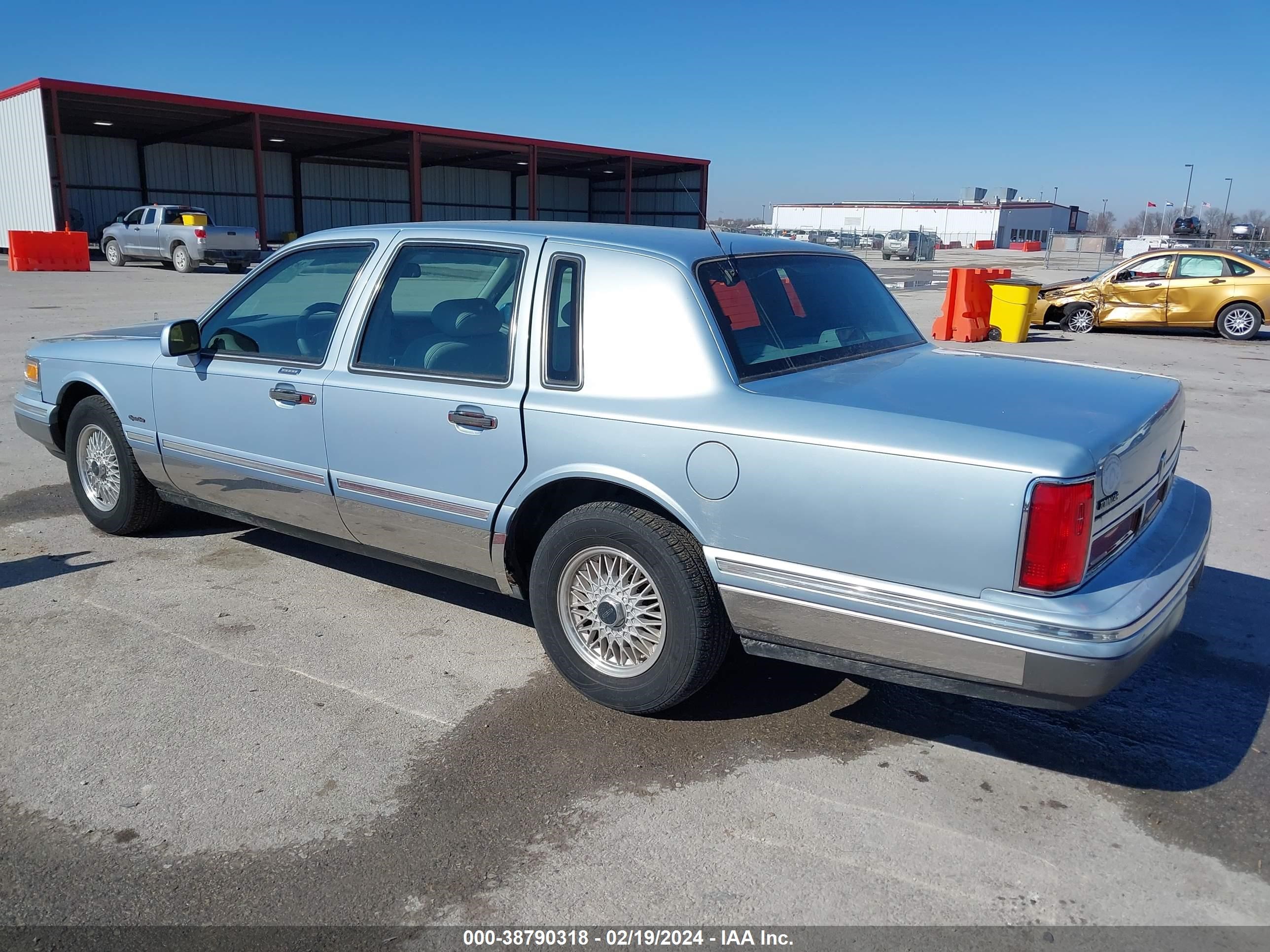 Photo 2 VIN: 1LNLM82W4VY629749 - LINCOLN TOWN CAR 