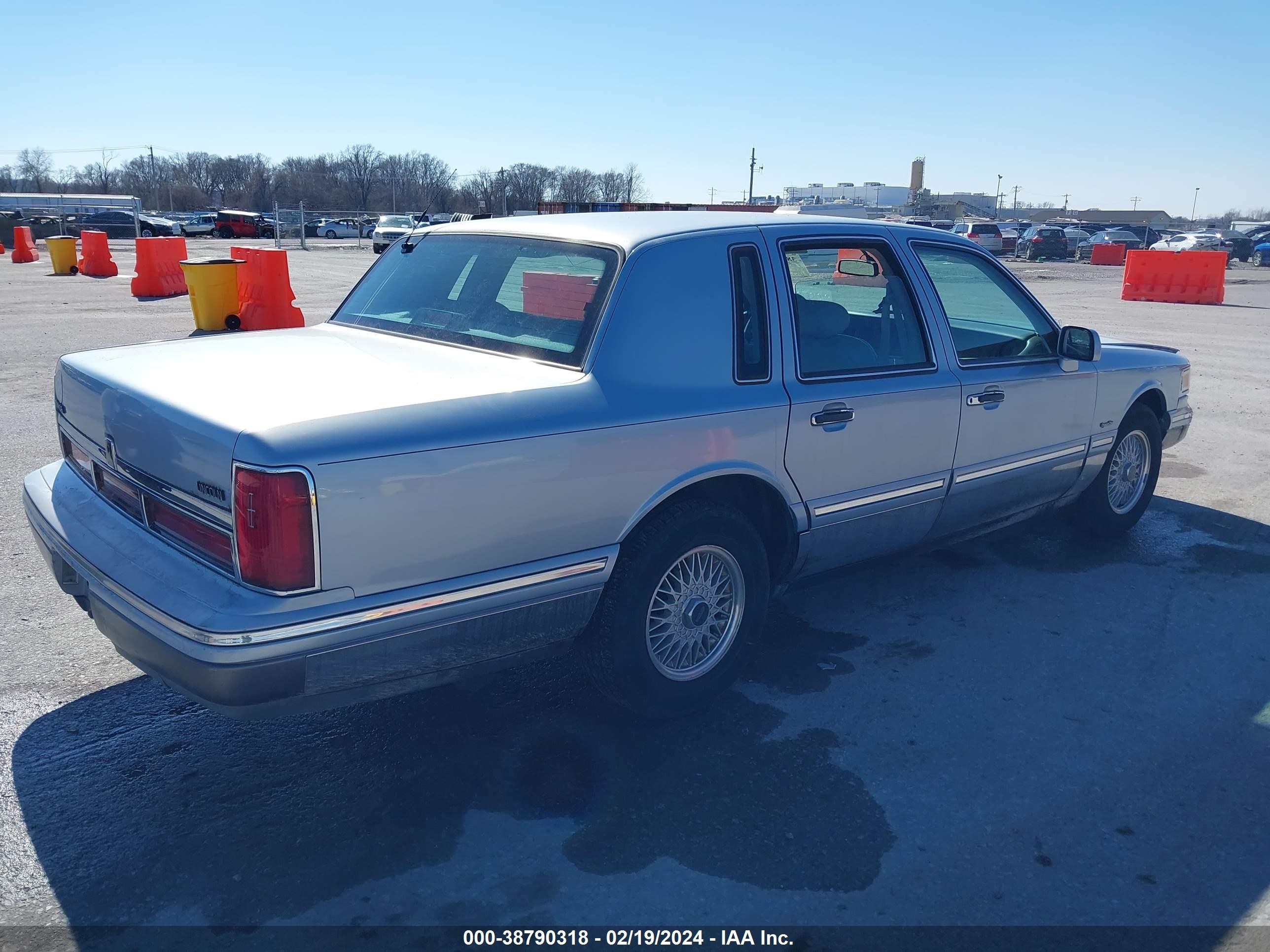 Photo 3 VIN: 1LNLM82W4VY629749 - LINCOLN TOWN CAR 