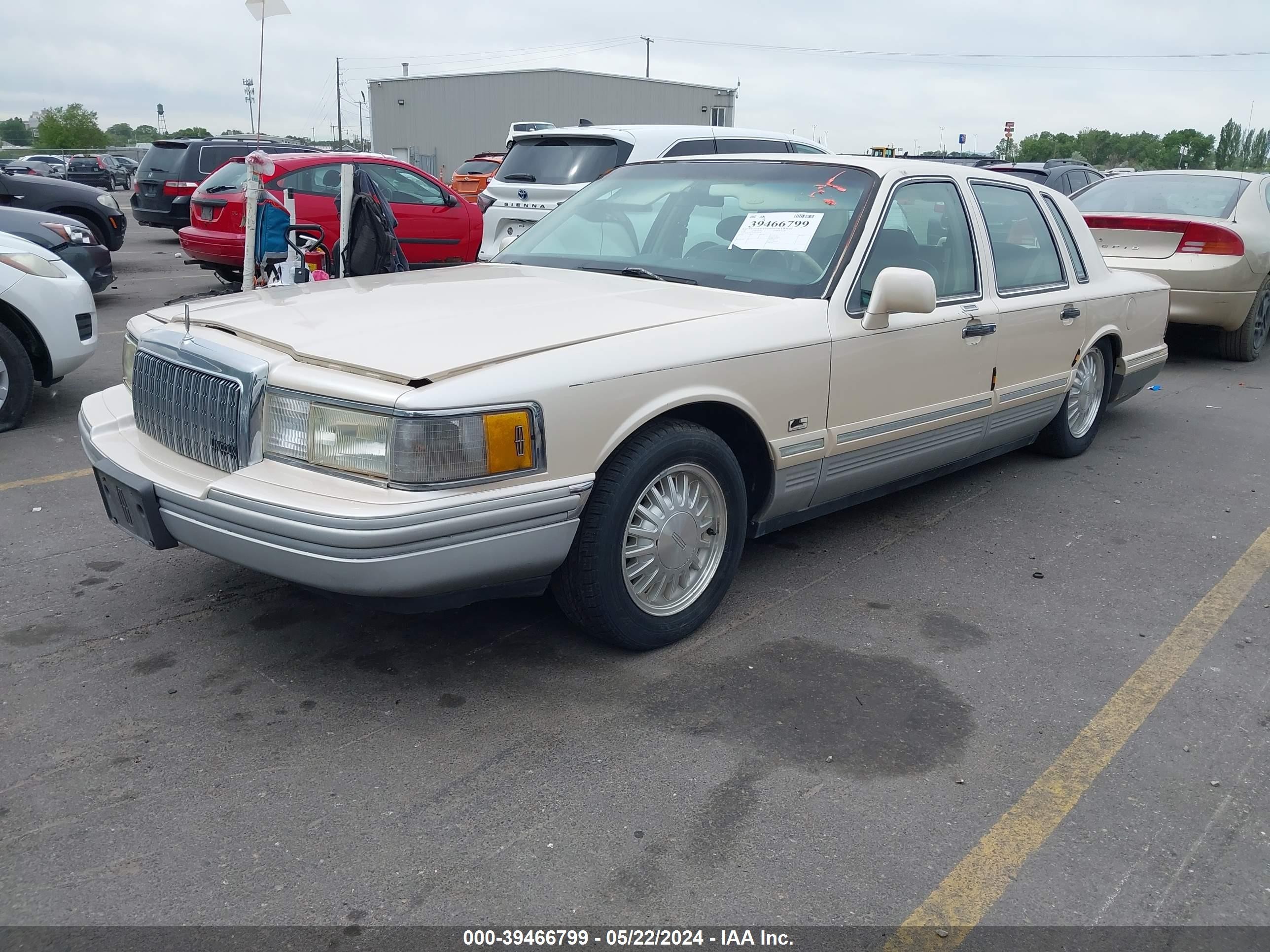 Photo 1 VIN: 1LNLM82W5SY705099 - LINCOLN TOWN CAR 