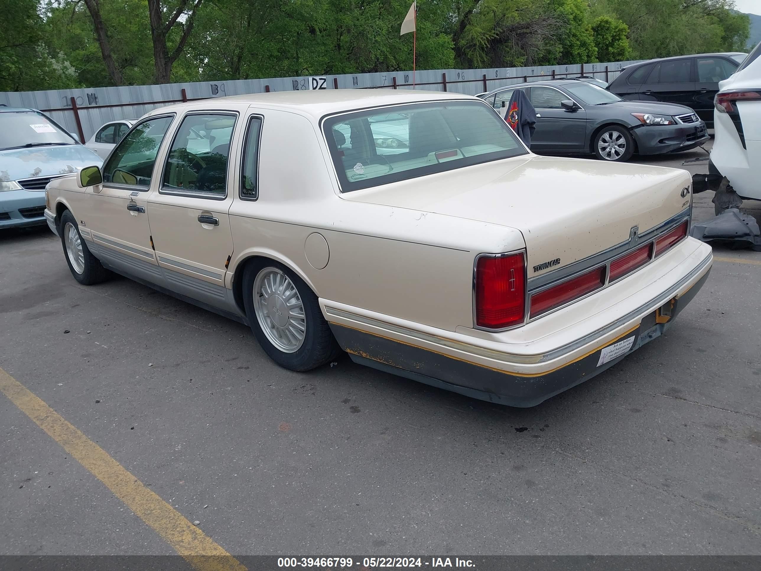 Photo 2 VIN: 1LNLM82W5SY705099 - LINCOLN TOWN CAR 