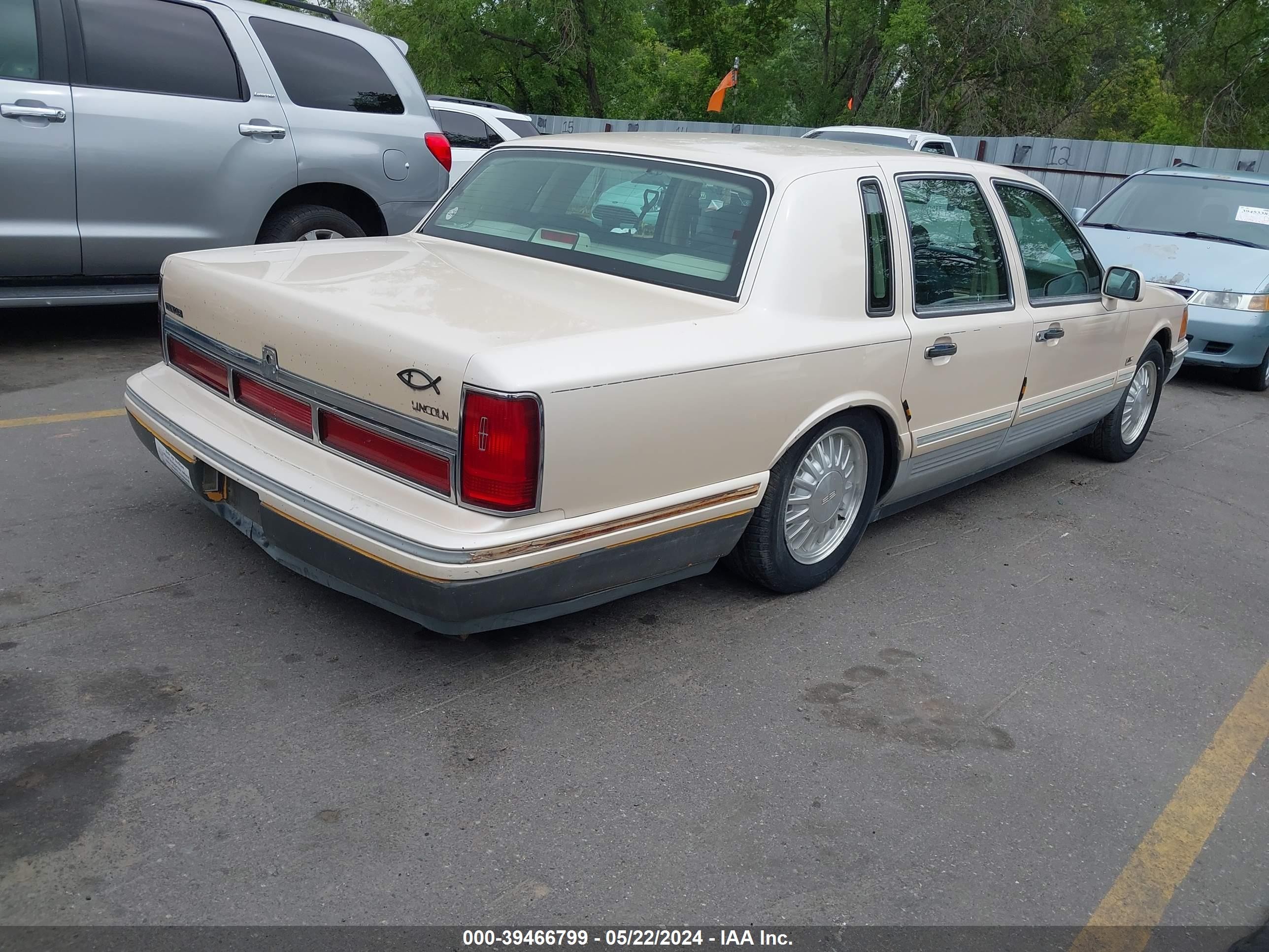 Photo 3 VIN: 1LNLM82W5SY705099 - LINCOLN TOWN CAR 