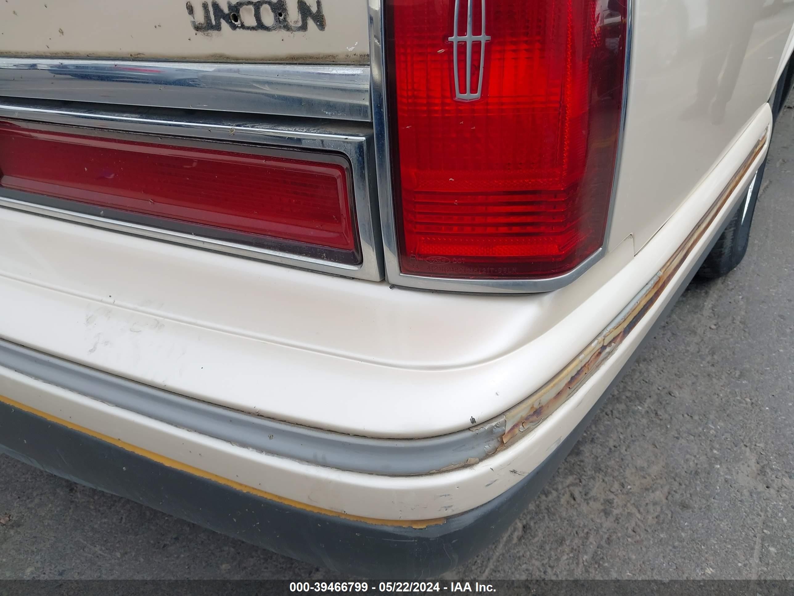 Photo 5 VIN: 1LNLM82W5SY705099 - LINCOLN TOWN CAR 