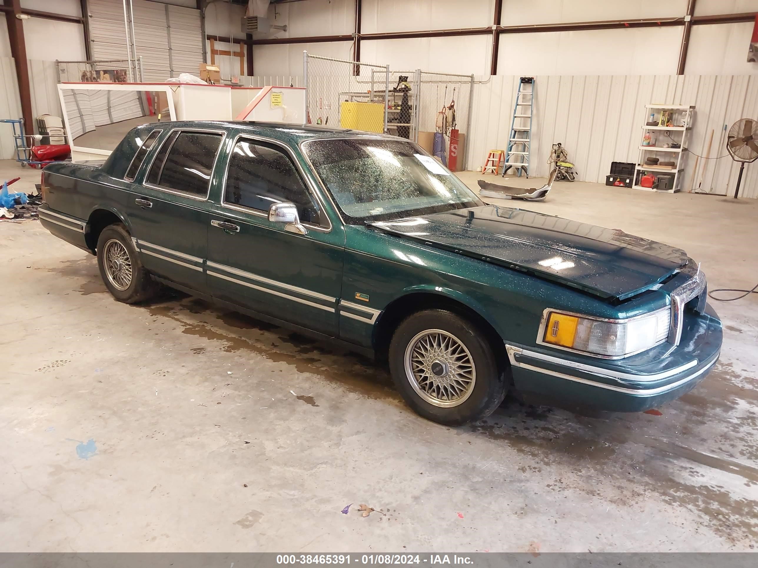 Photo 0 VIN: 1LNLM82W6PY761429 - LINCOLN TOWN CAR 