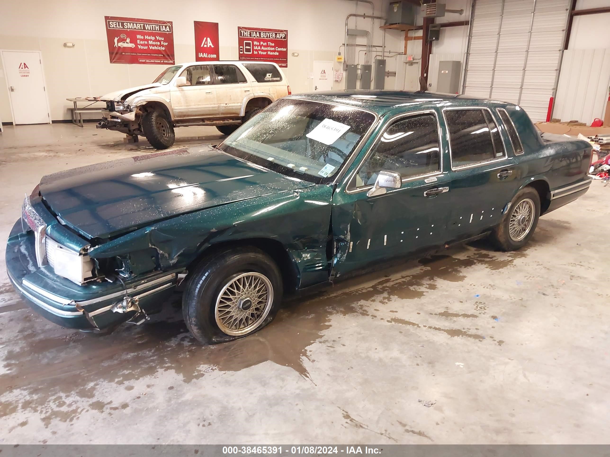 Photo 1 VIN: 1LNLM82W6PY761429 - LINCOLN TOWN CAR 