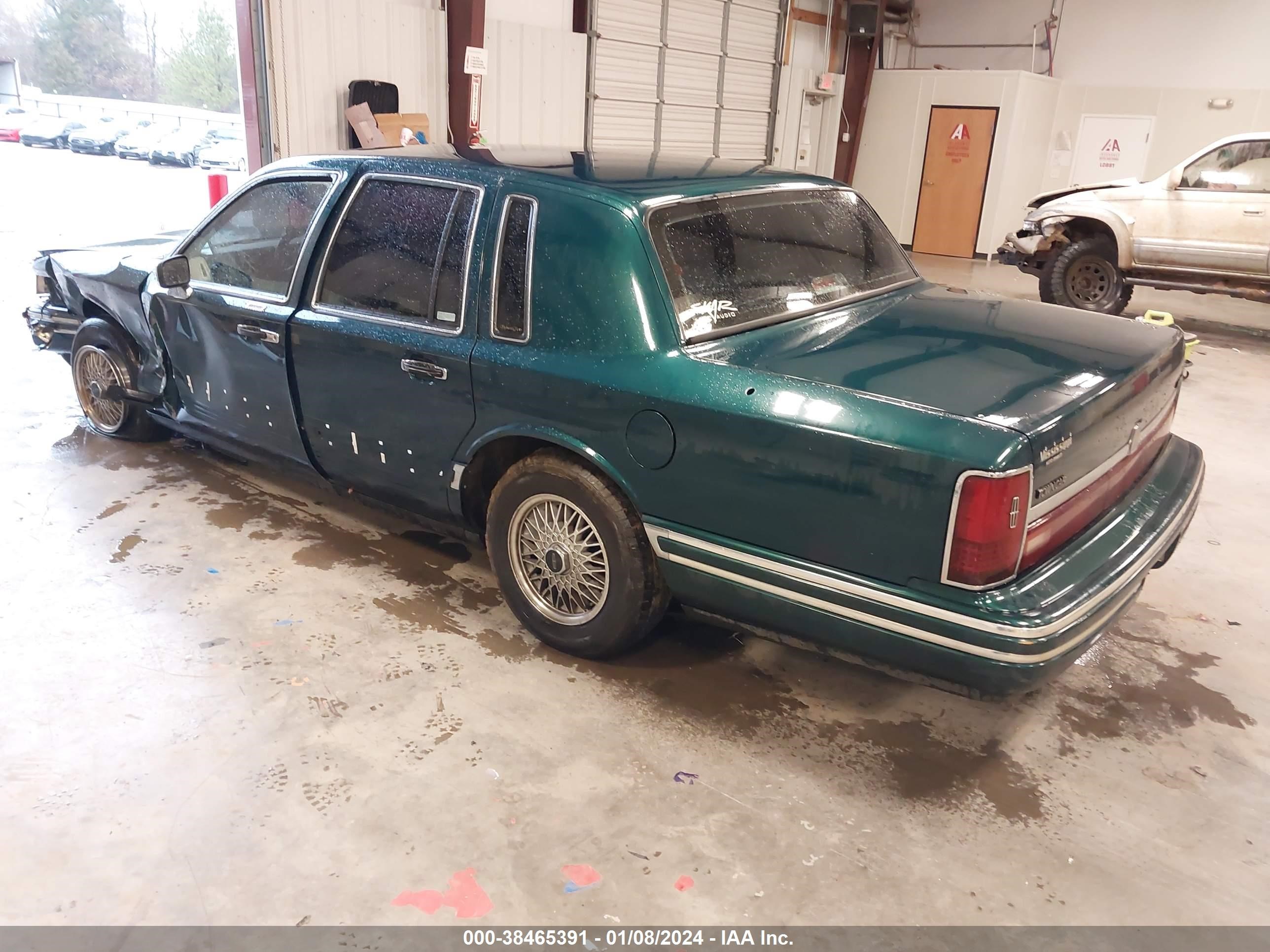 Photo 2 VIN: 1LNLM82W6PY761429 - LINCOLN TOWN CAR 