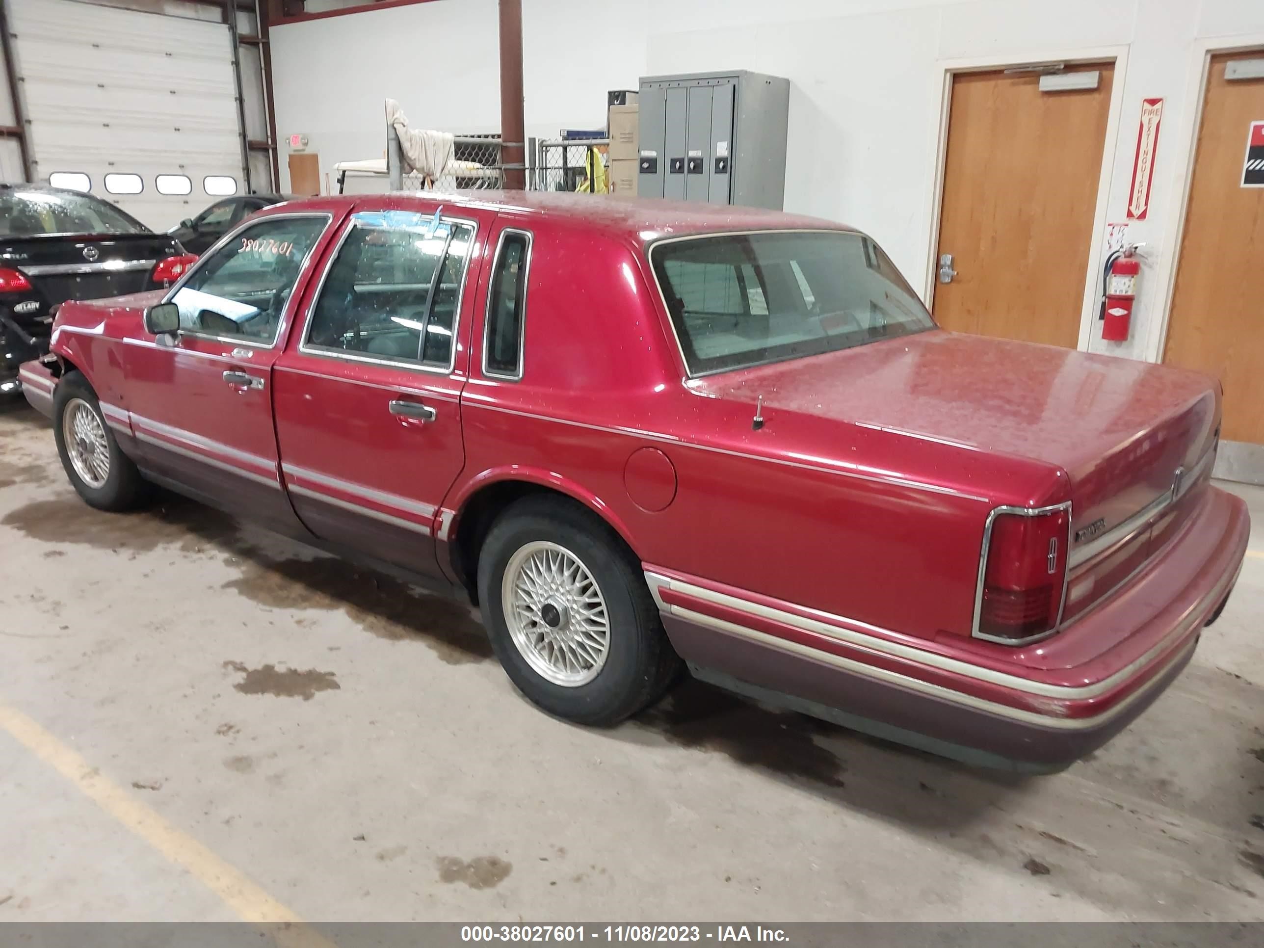 Photo 2 VIN: 1LNLM82W6RY785653 - LINCOLN TOWN CAR 